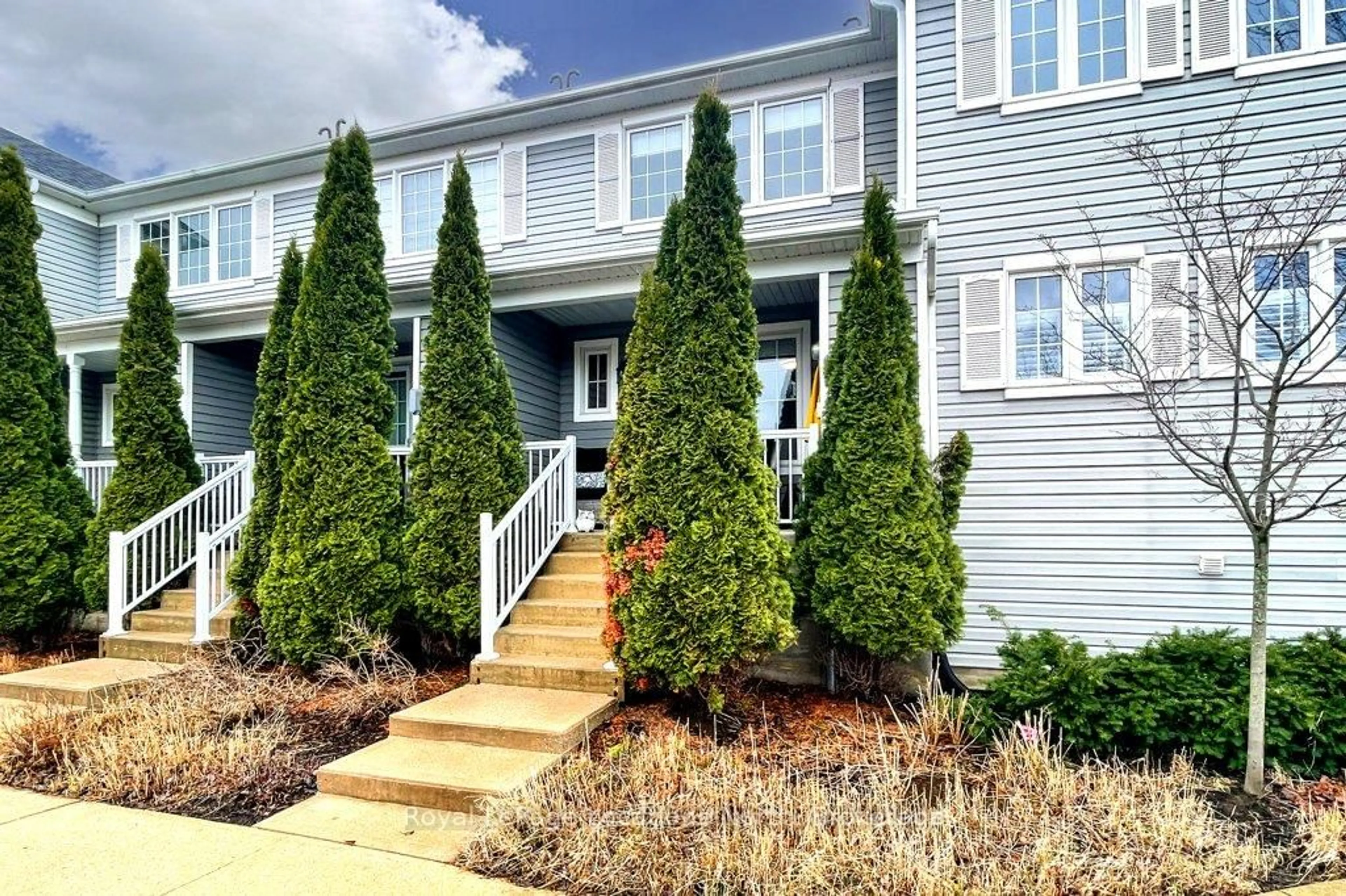 Home with vinyl exterior material, street for 2 ROYALTON Lane, Collingwood Ontario L9Y 5K4