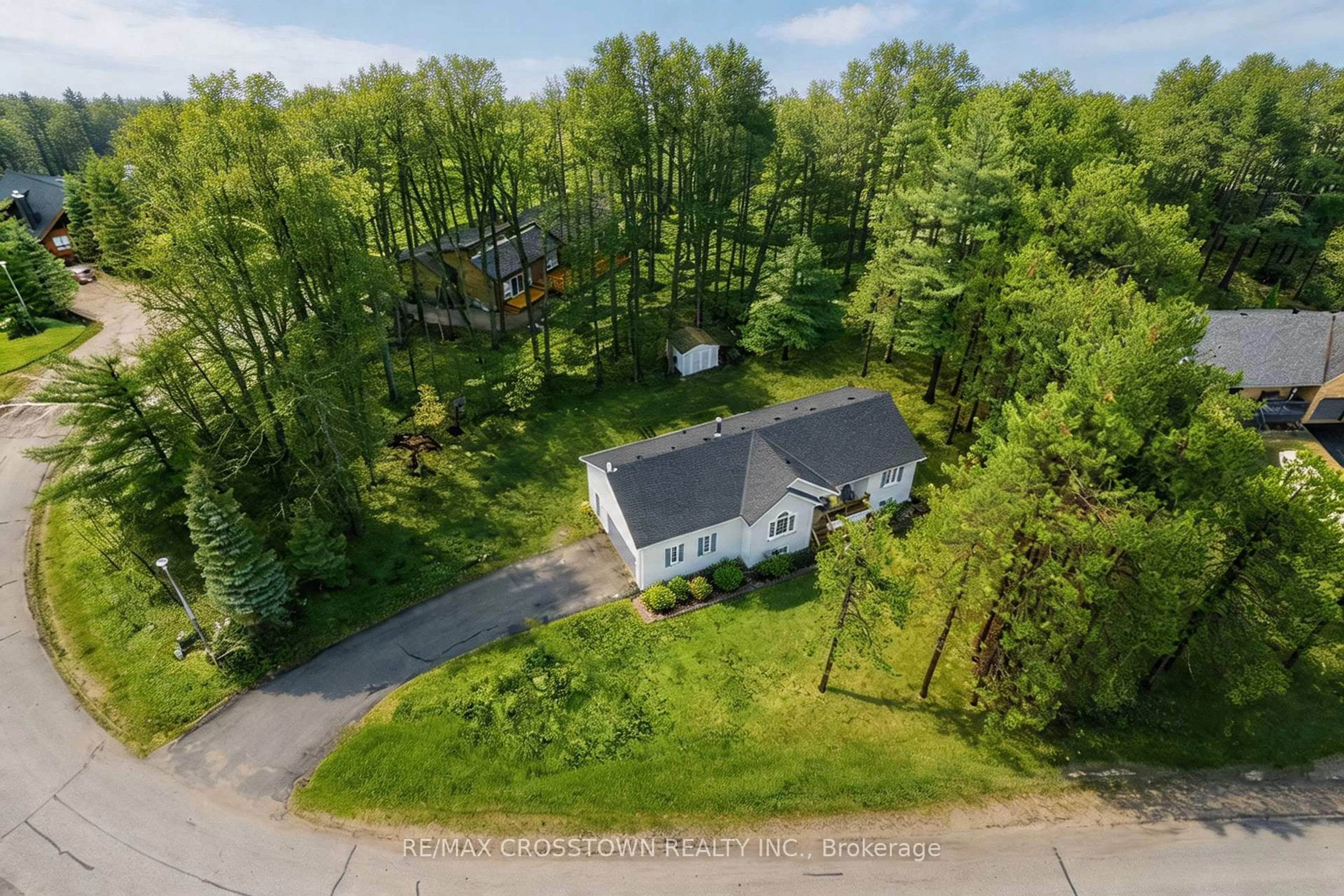 A pic from outside/outdoor area/front of a property/back of a property/a pic from drone, unknown for 9 MONICA Crt, Oro-Medonte Ontario L0K 1E0