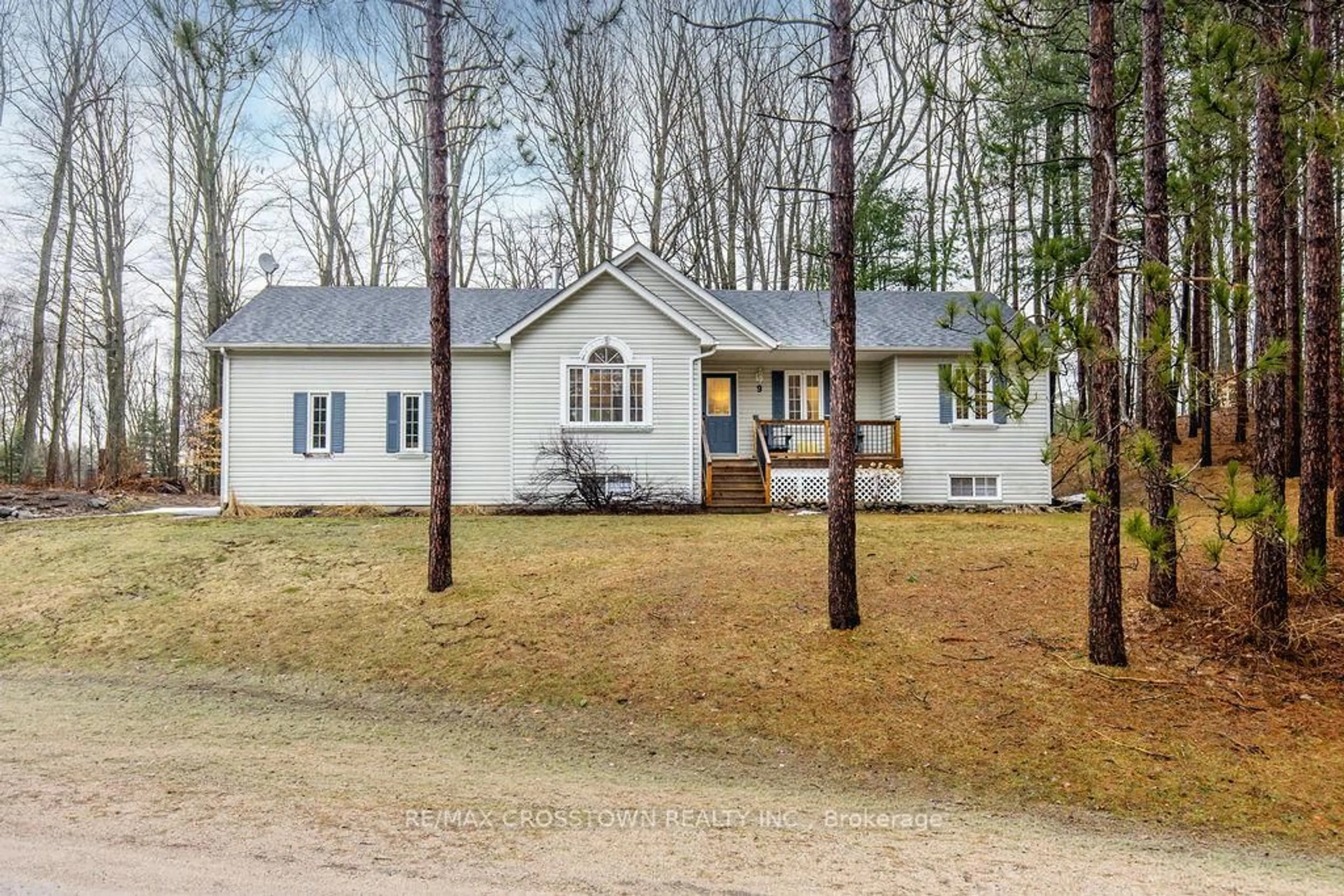 A pic from outside/outdoor area/front of a property/back of a property/a pic from drone, street for 9 MONICA Crt, Oro-Medonte Ontario L0K 1E0