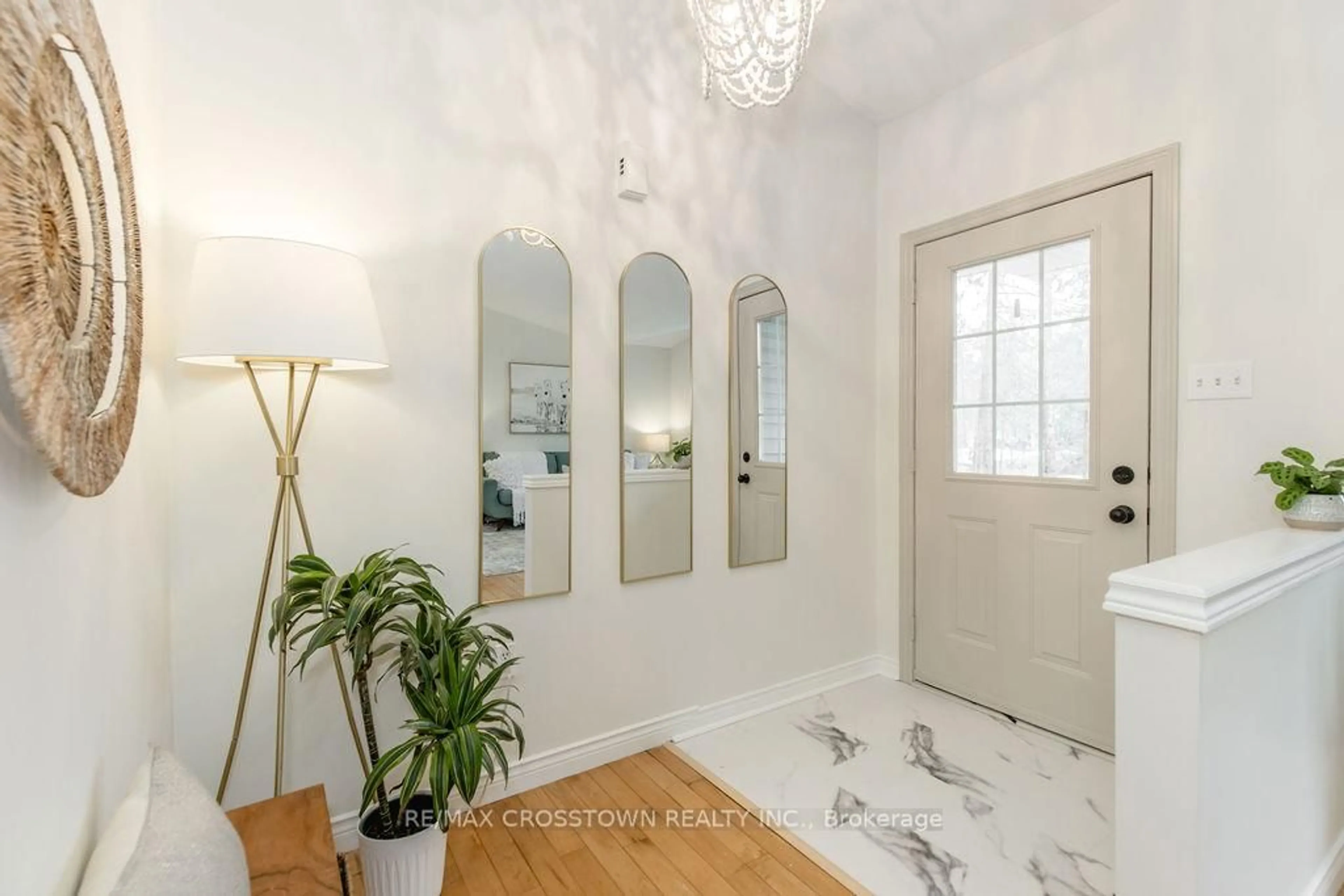 Indoor entryway for 9 MONICA Crt, Oro-Medonte Ontario L0K 1E0