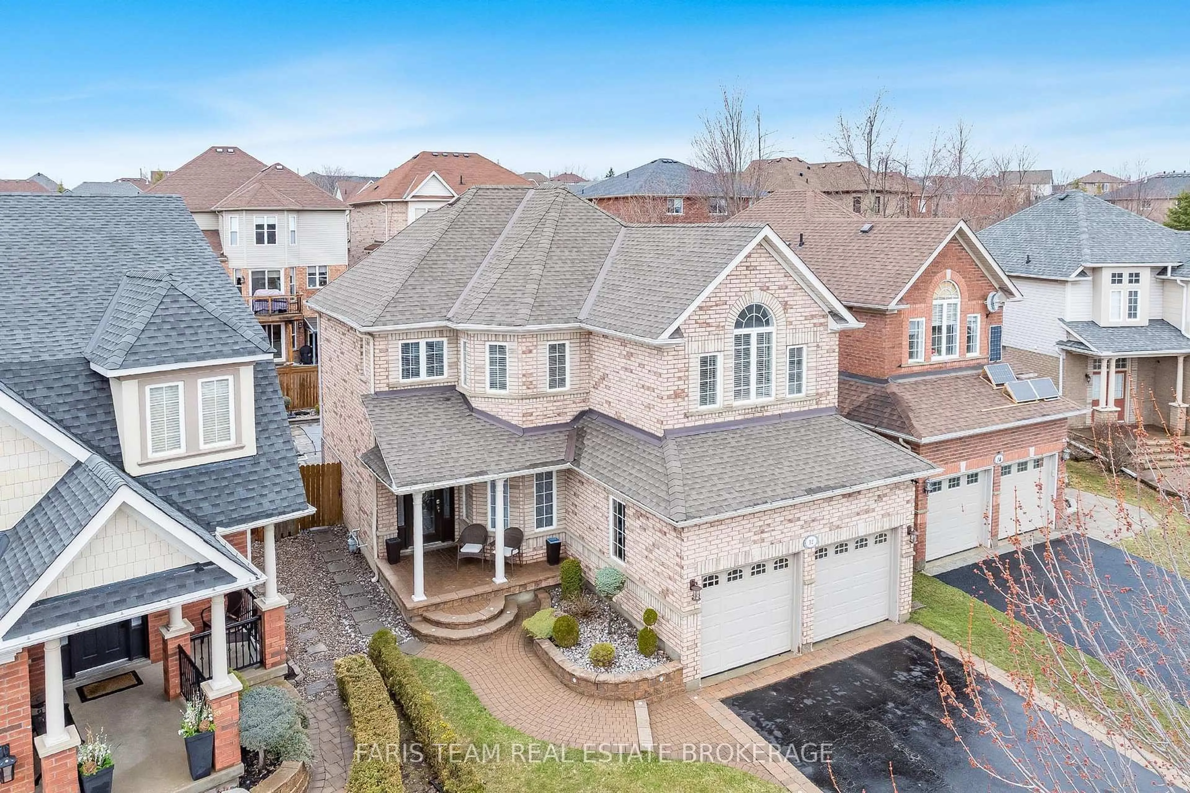 A pic from outside/outdoor area/front of a property/back of a property/a pic from drone, unknown for 12 Kensington Tr, Barrie Ontario L4N 0K5