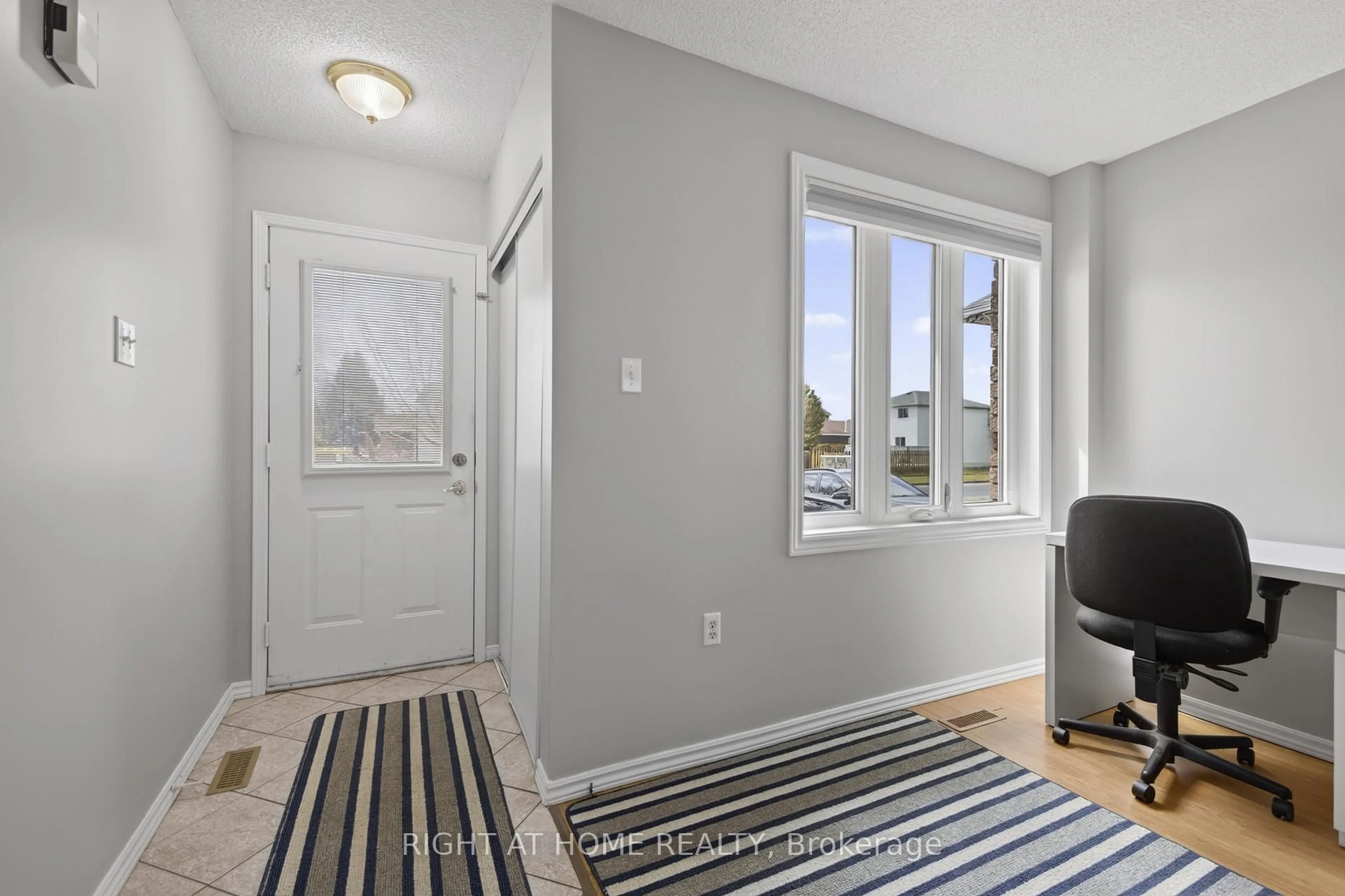 Indoor entryway for 40 Arthur Ave, Barrie Ontario L4M 6H4