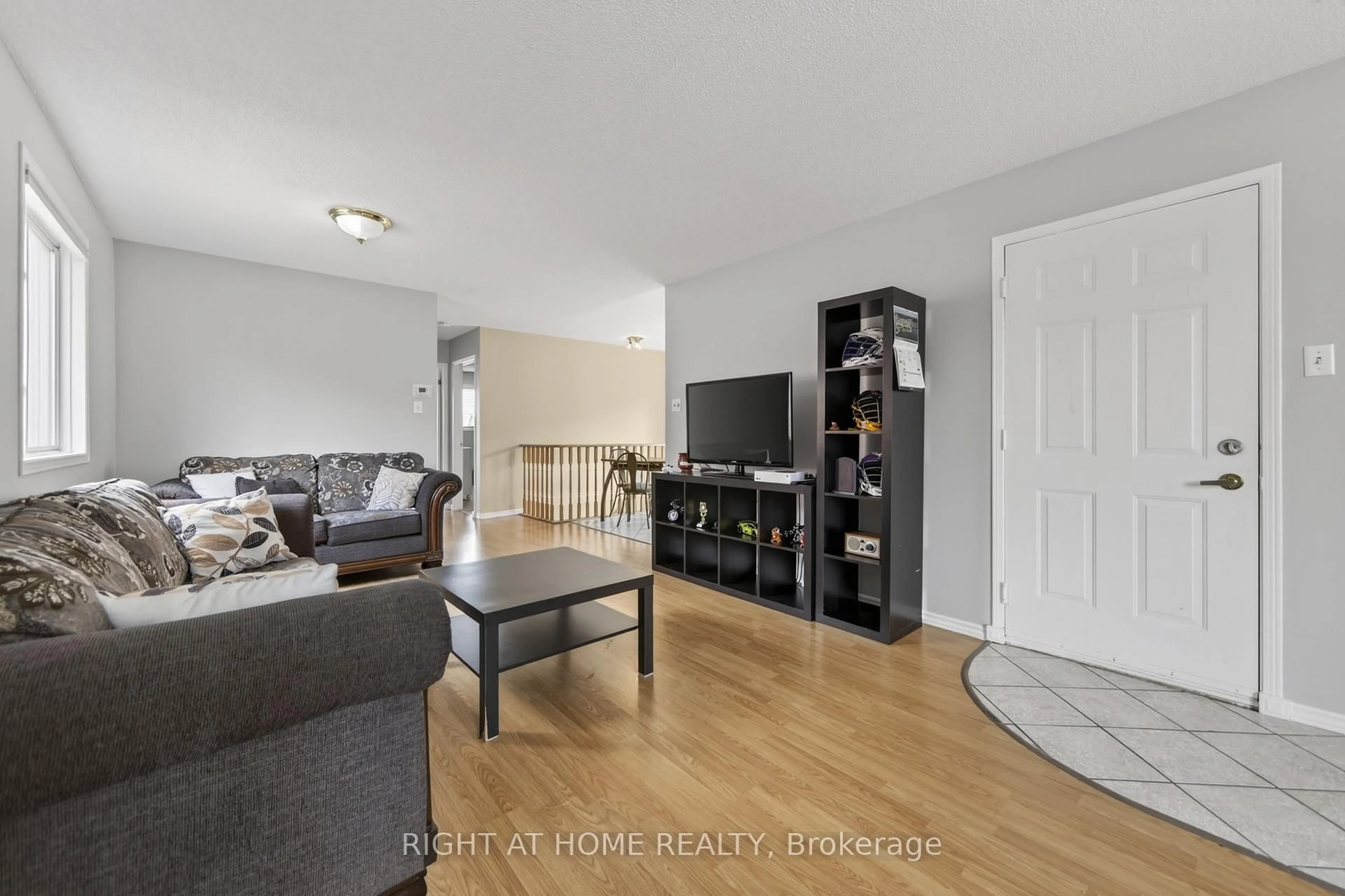 Living room with furniture, unknown for 40 Arthur Ave, Barrie Ontario L4M 6H4