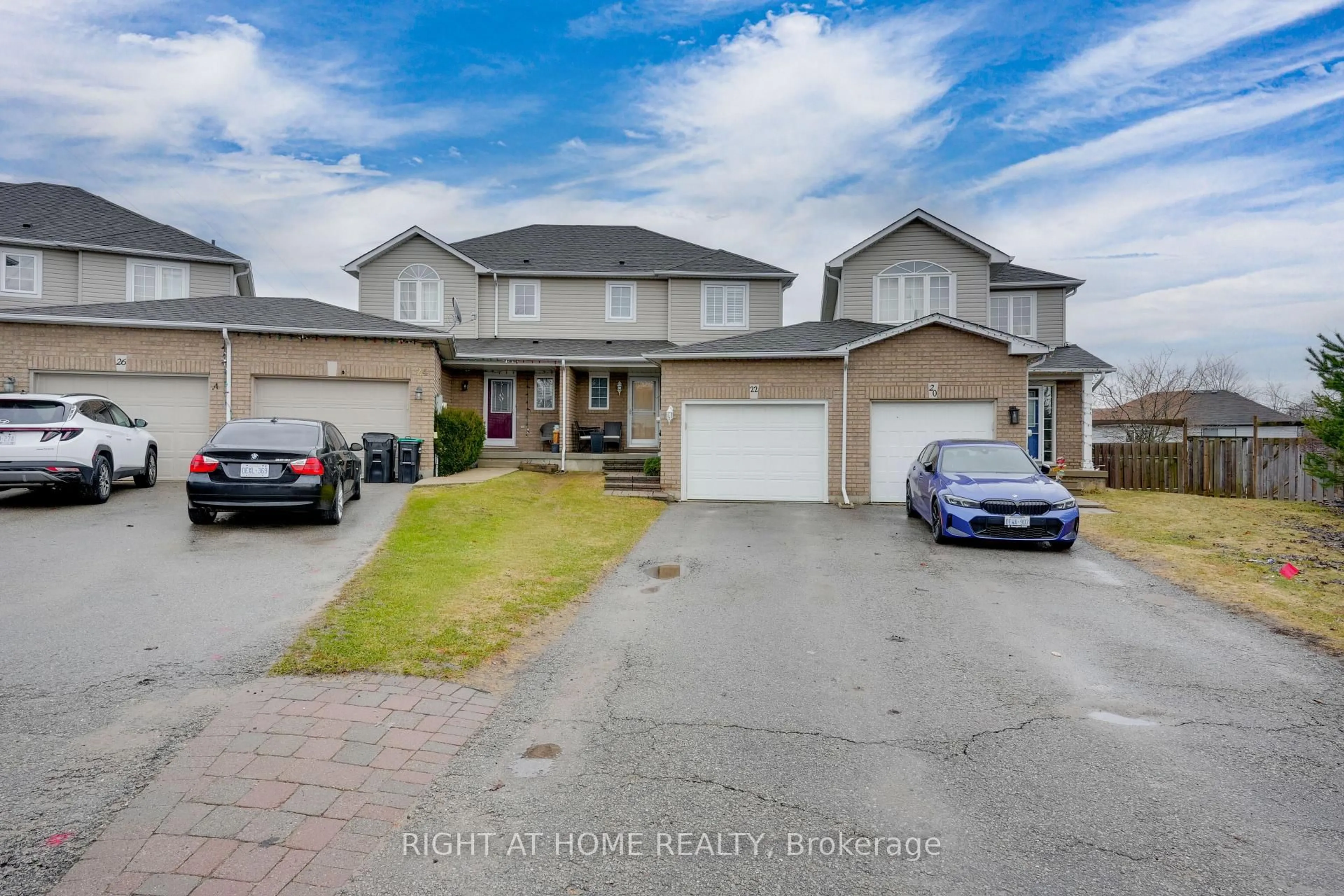 A pic from outside/outdoor area/front of a property/back of a property/a pic from drone, street for 22 Sunset Pl, Barrie Ontario L4N 0T7