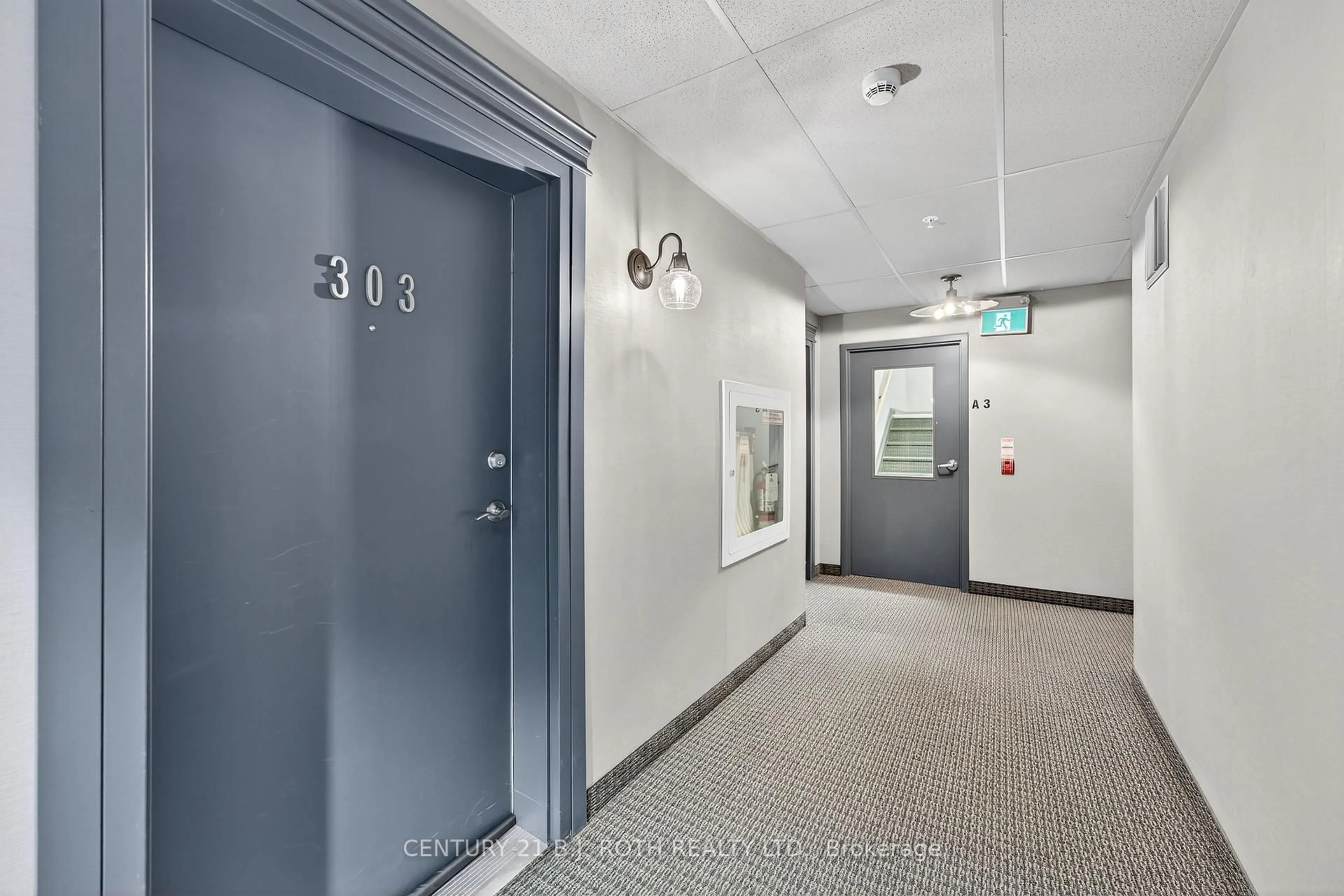 Indoor foyer for 40 Ferndale Dr #303, Barrie Ontario L4N 2L3