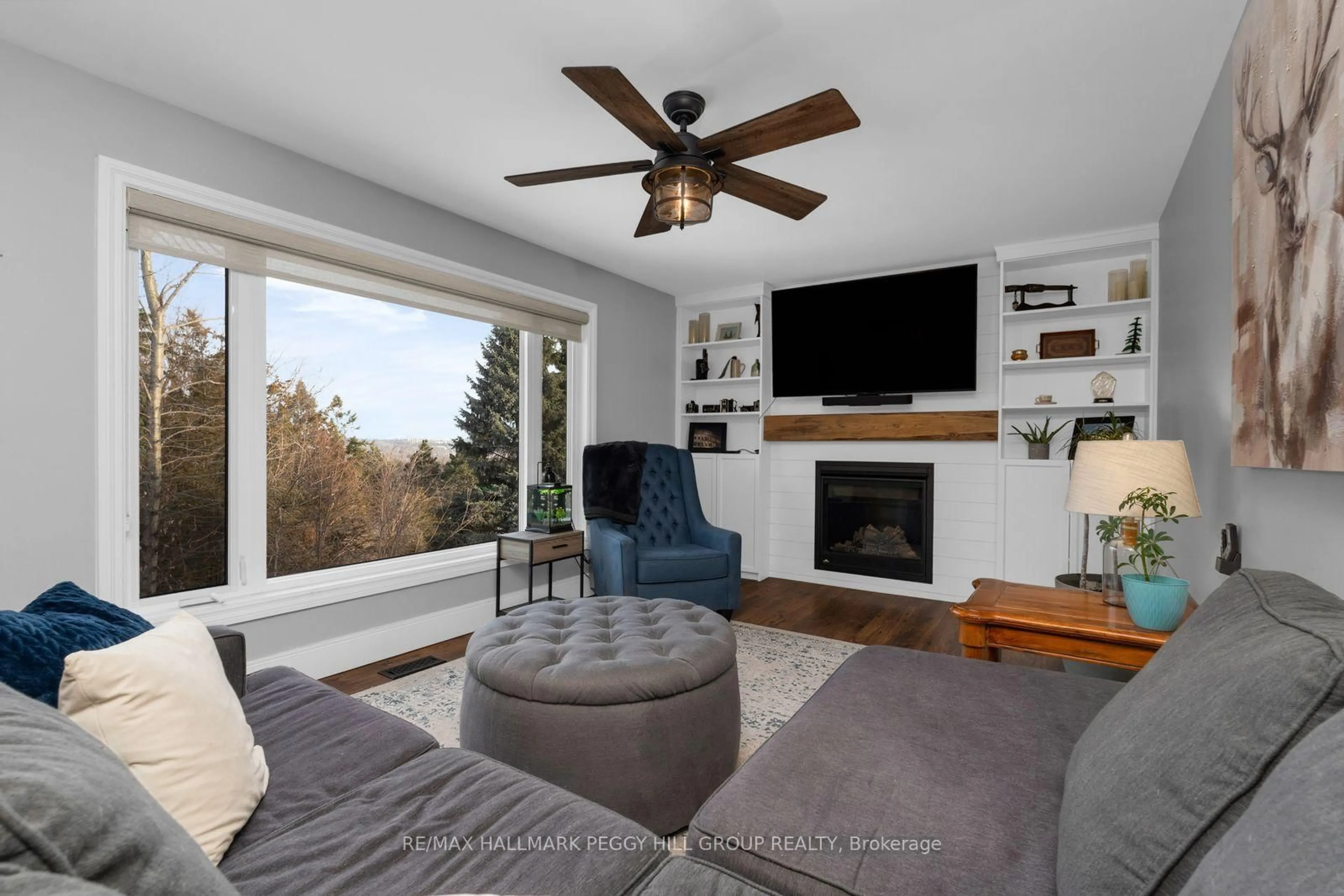 Living room with furniture, unknown for 12 Peacock Lane, Barrie Ontario L4N 3R5