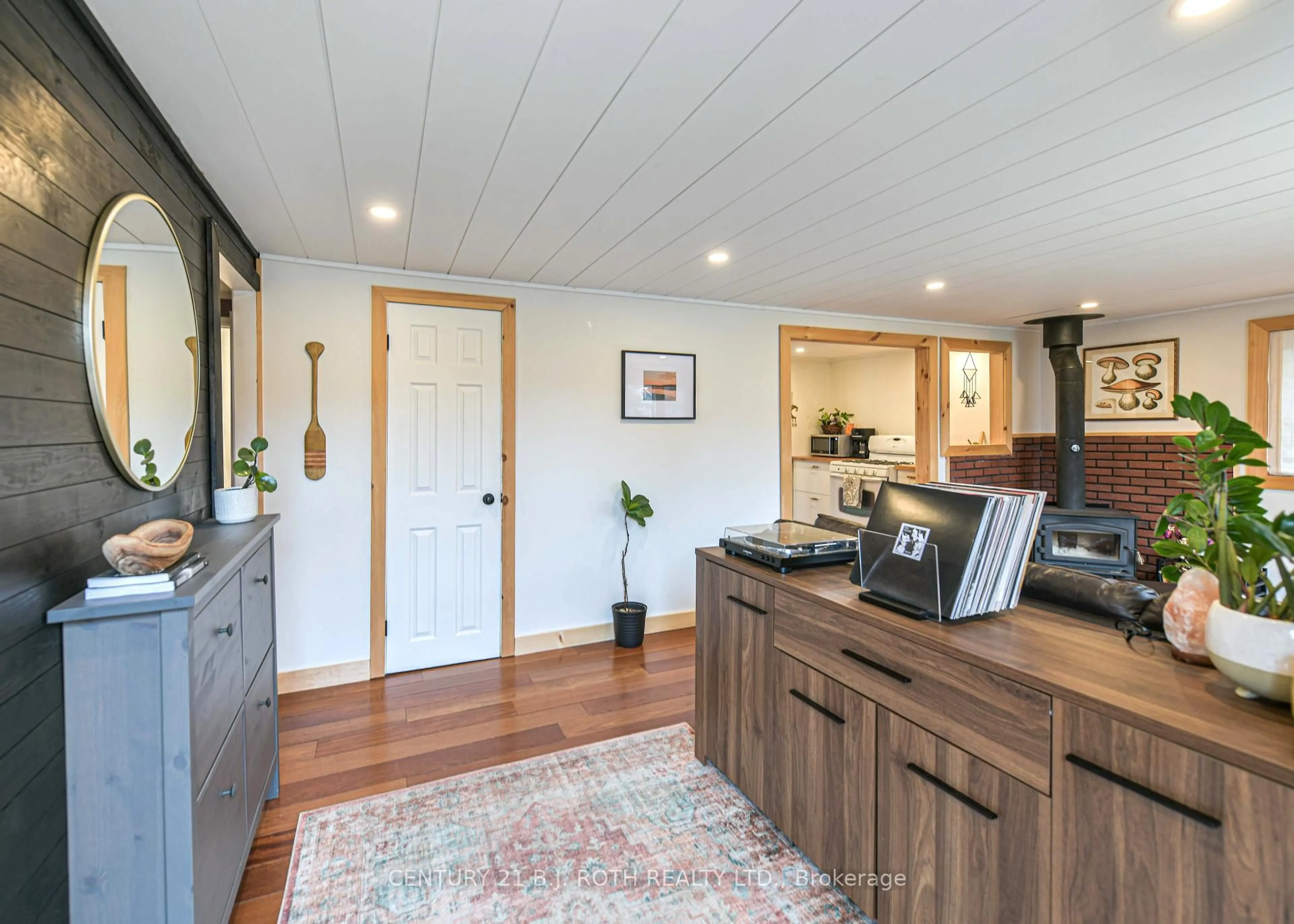 Open concept kitchen, wood/laminate floor for 39 Ash St, Tay Ontario L0K 2C0