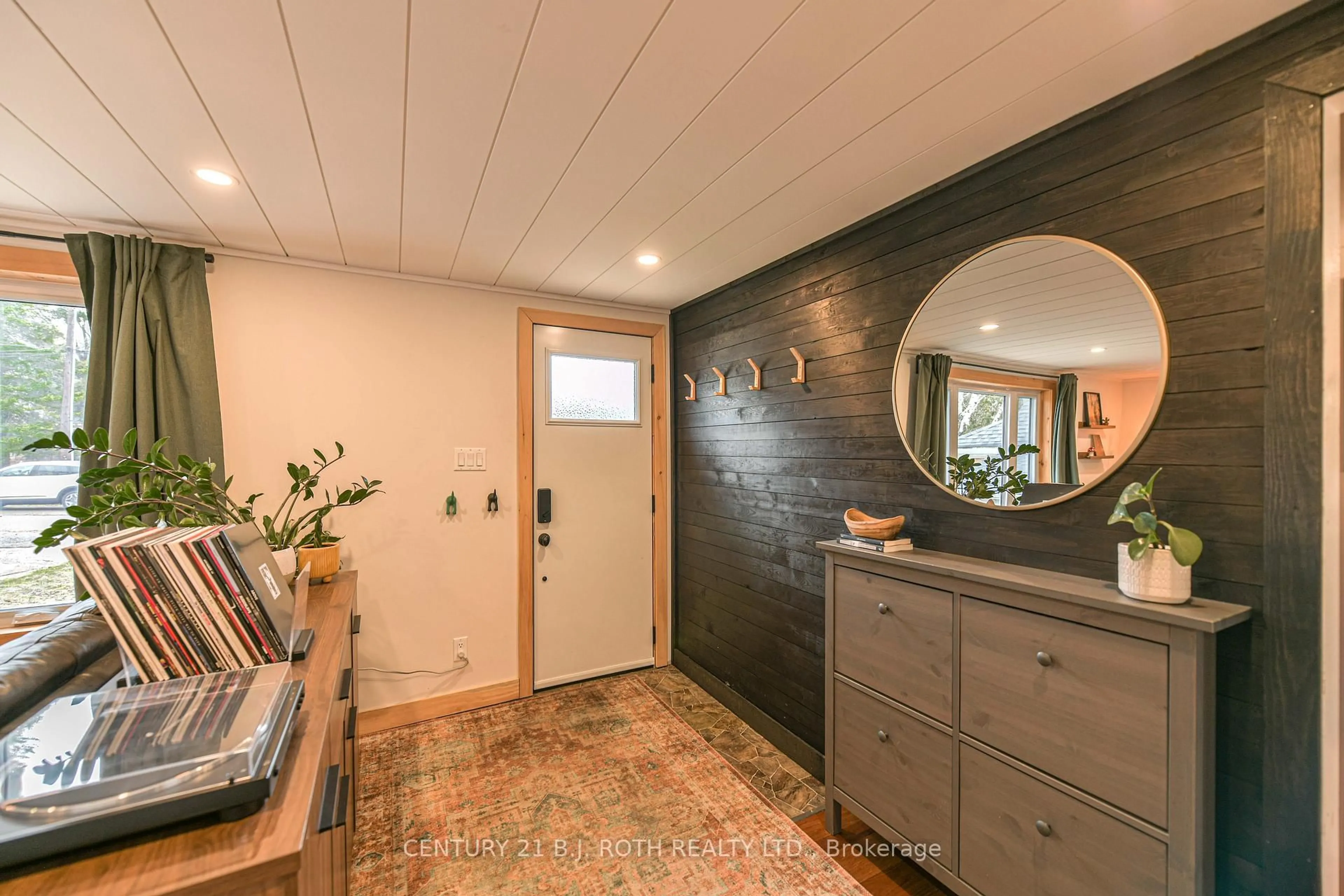 Indoor entryway for 39 Ash St, Tay Ontario L0K 2C0