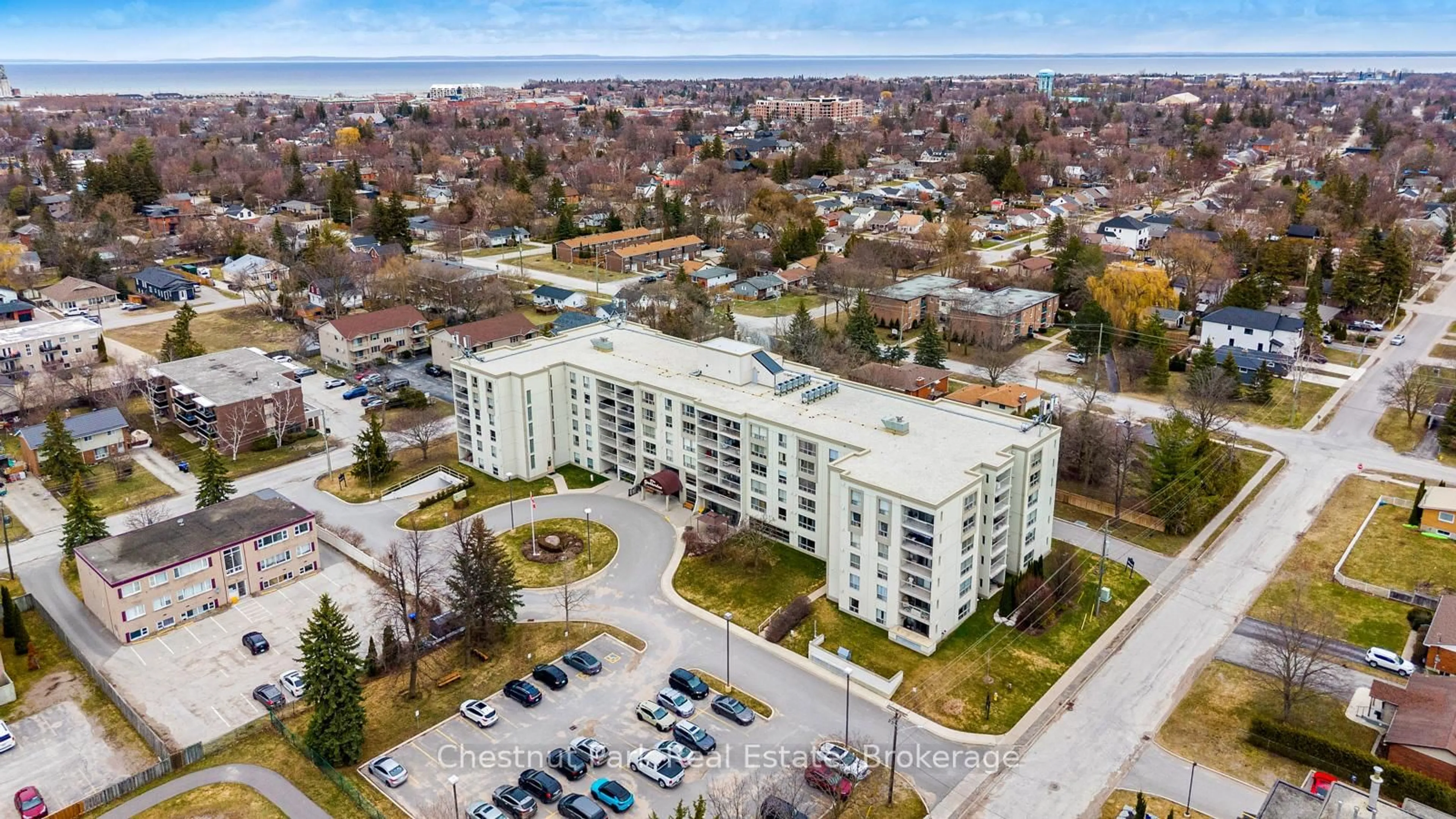 A pic from outside/outdoor area/front of a property/back of a property/a pic from drone, building for 172 Eighth St #102, Collingwood Ontario L9Y 4T2