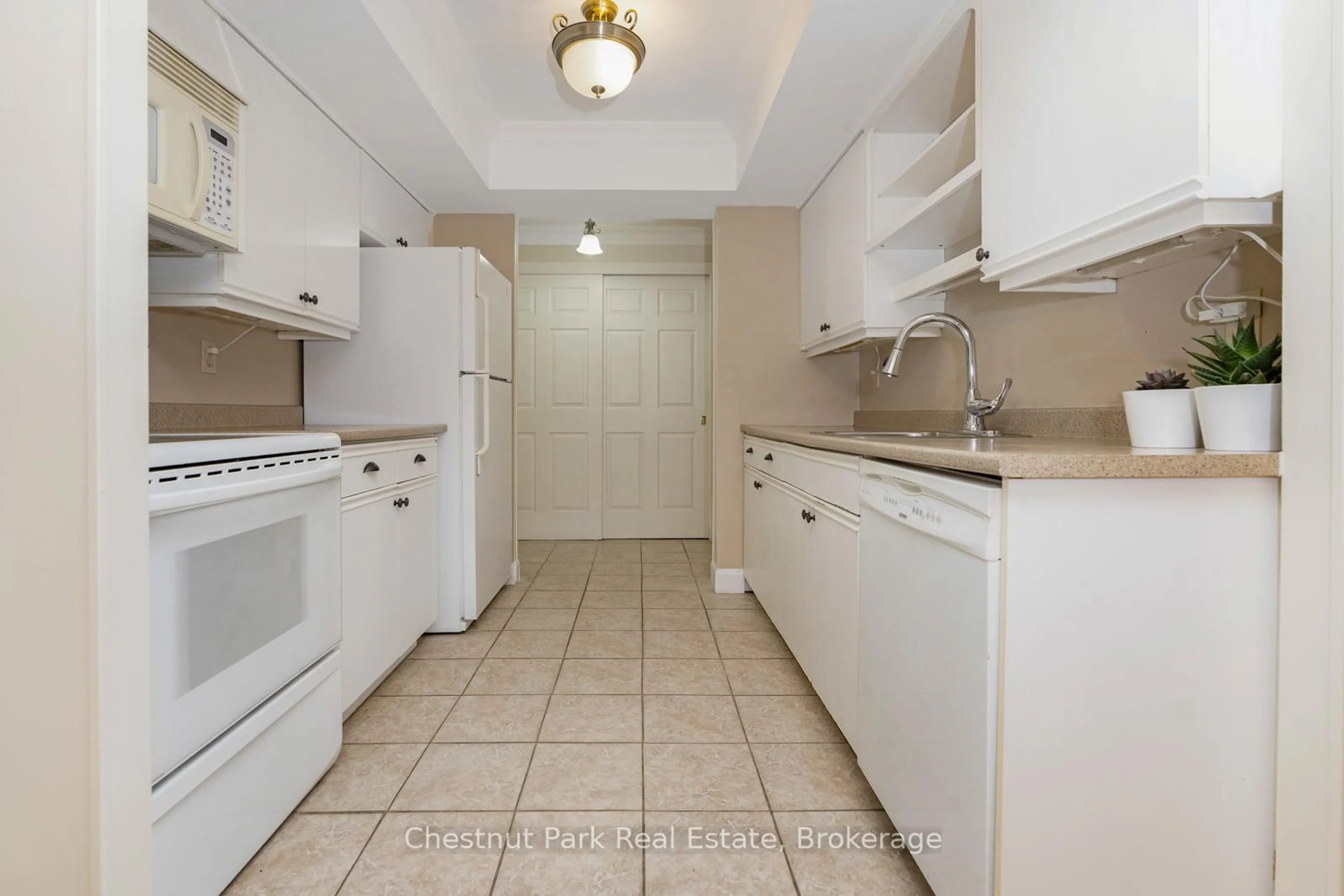 Standard kitchen, ceramic/tile floor for 172 Eighth St #102, Collingwood Ontario L9Y 4T2