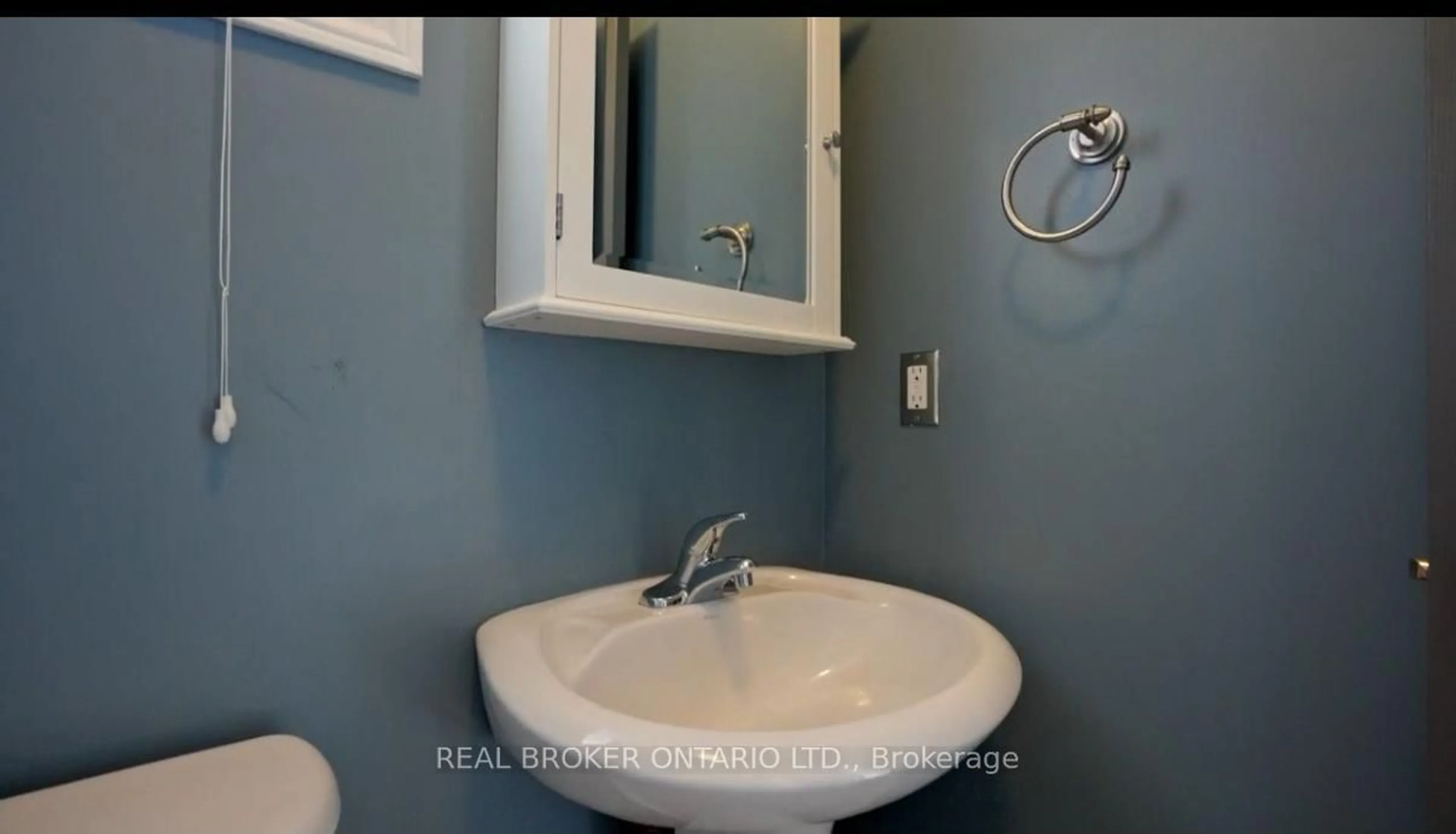 Standard bathroom, ceramic/tile floor for 176 Thrushwood Dr, Barrie Ontario L4N 0Z1