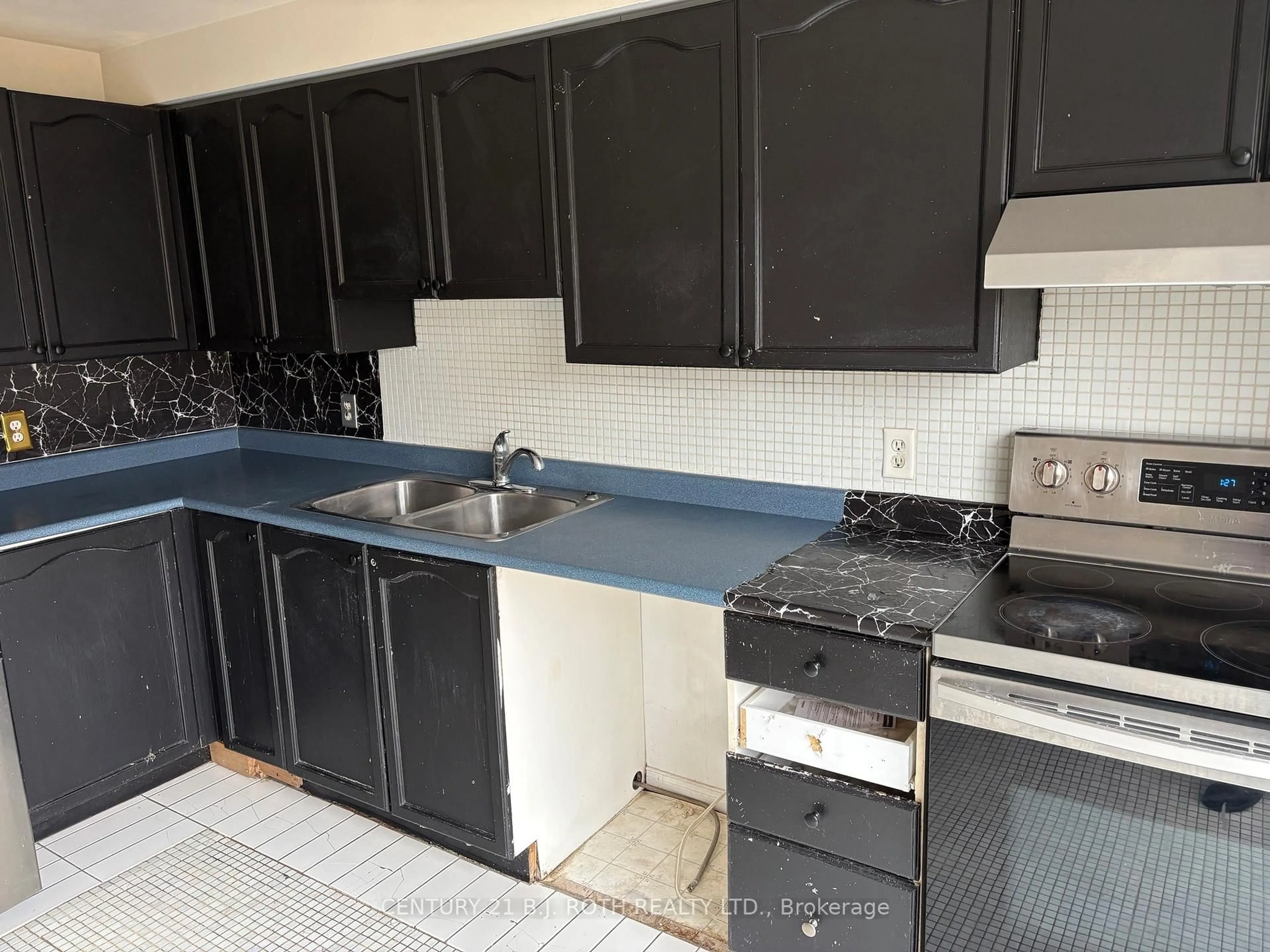Standard kitchen, unknown for 199 Tunbridge Rd, Barrie Ontario L4M 6S1