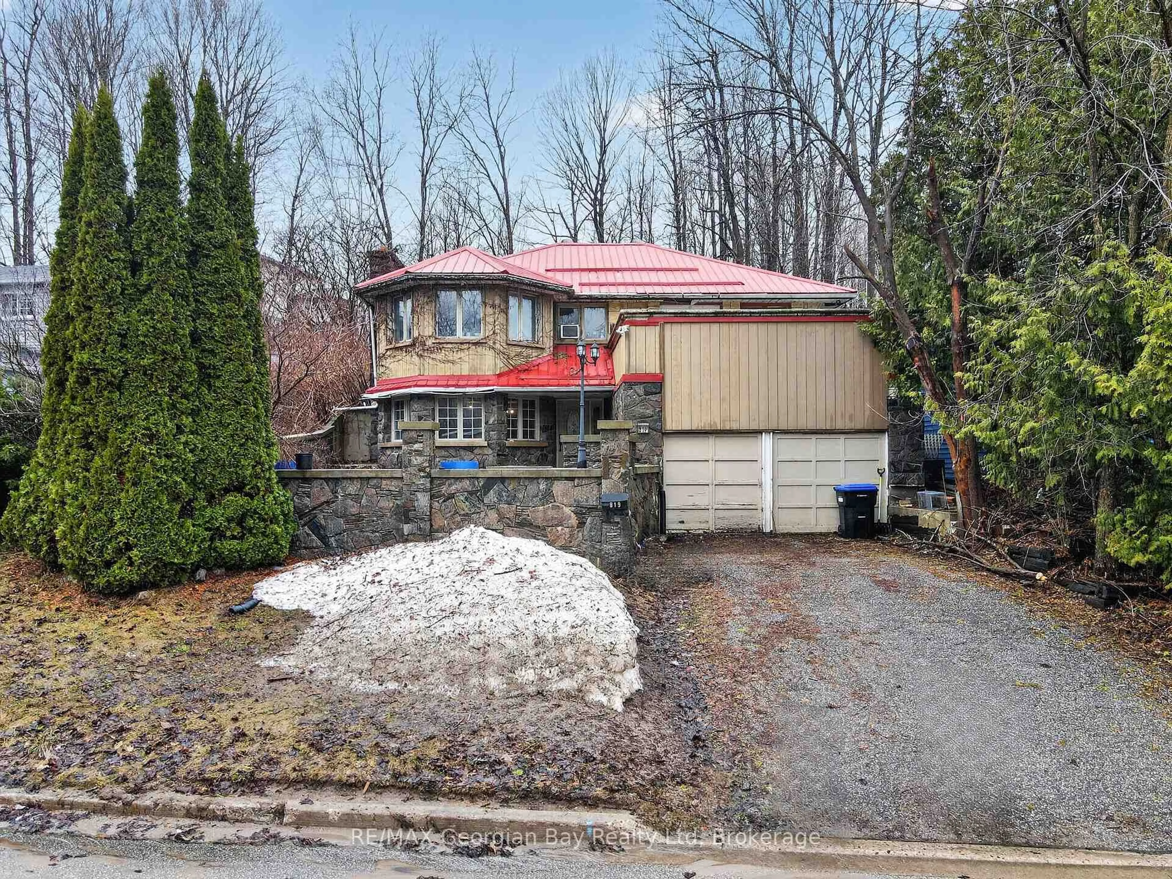 A pic from outside/outdoor area/front of a property/back of a property/a pic from drone, street for 819 Birchwood Dr, Midland Ontario L4R 4Y3