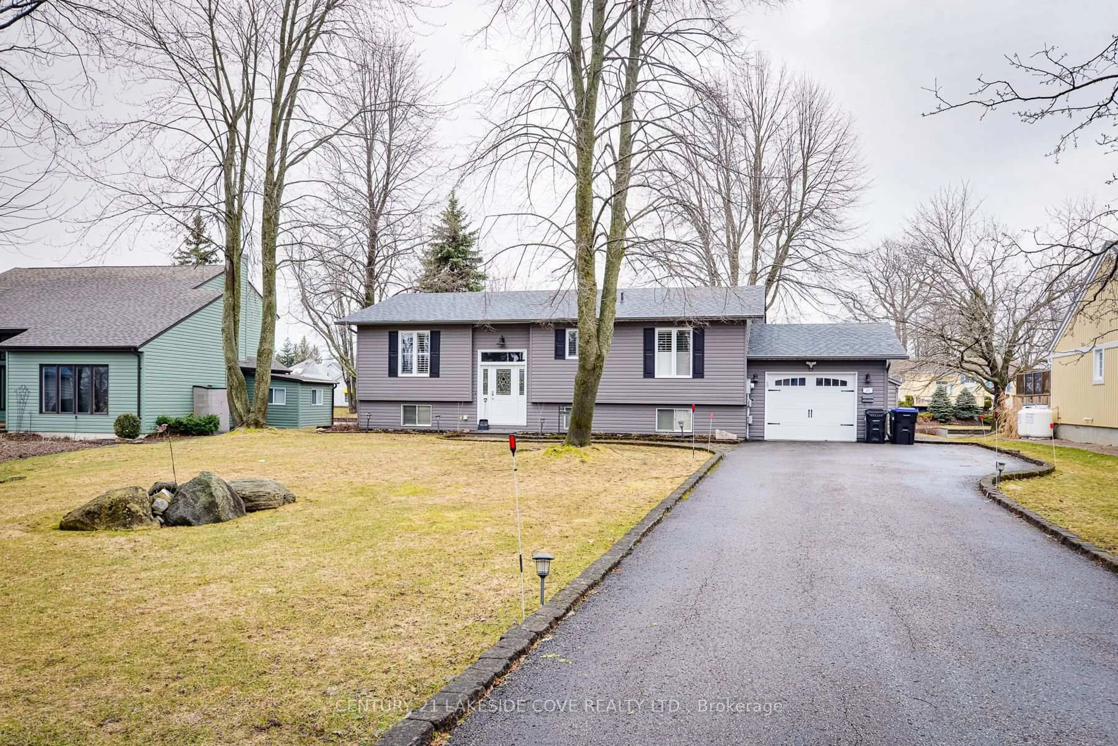 A pic from outside/outdoor area/front of a property/back of a property/a pic from drone, street for 28 South Island Tr, Ramara Ontario L0K 1B0