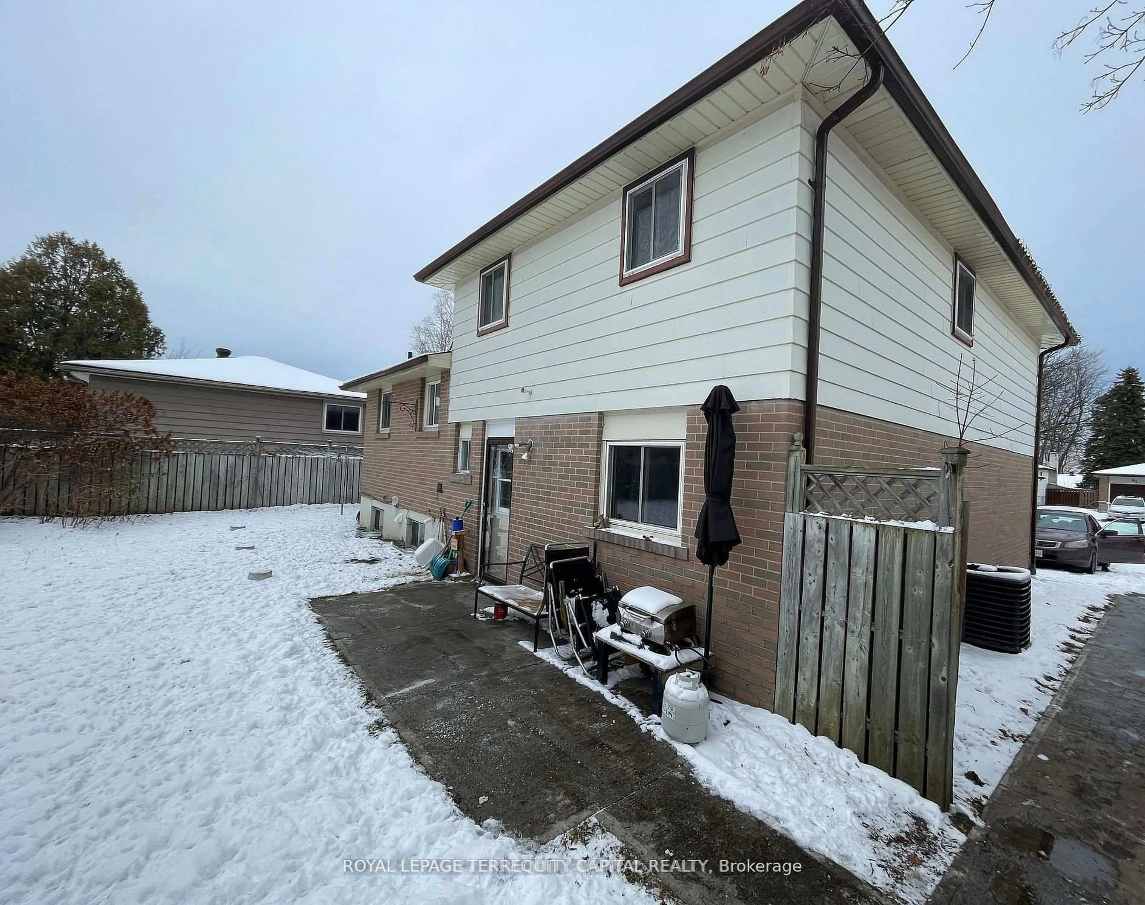 A pic from outside/outdoor area/front of a property/back of a property/a pic from drone, building for 30 Thorncrest Rd, Barrie Ontario L4N 3P9