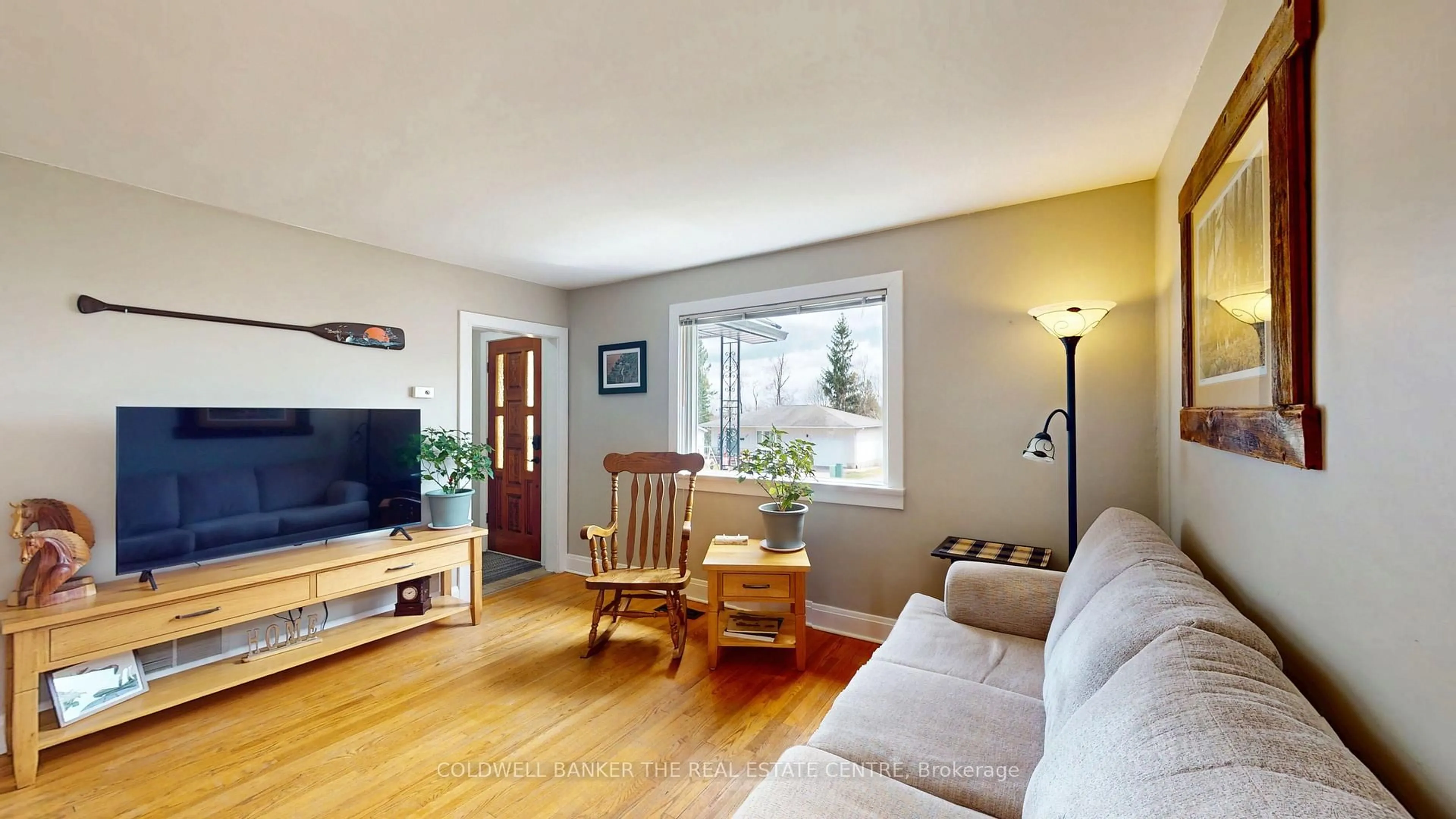 Living room with furniture, wood/laminate floor for 334 Linwood Ave, Orillia Ontario L3V 2X1
