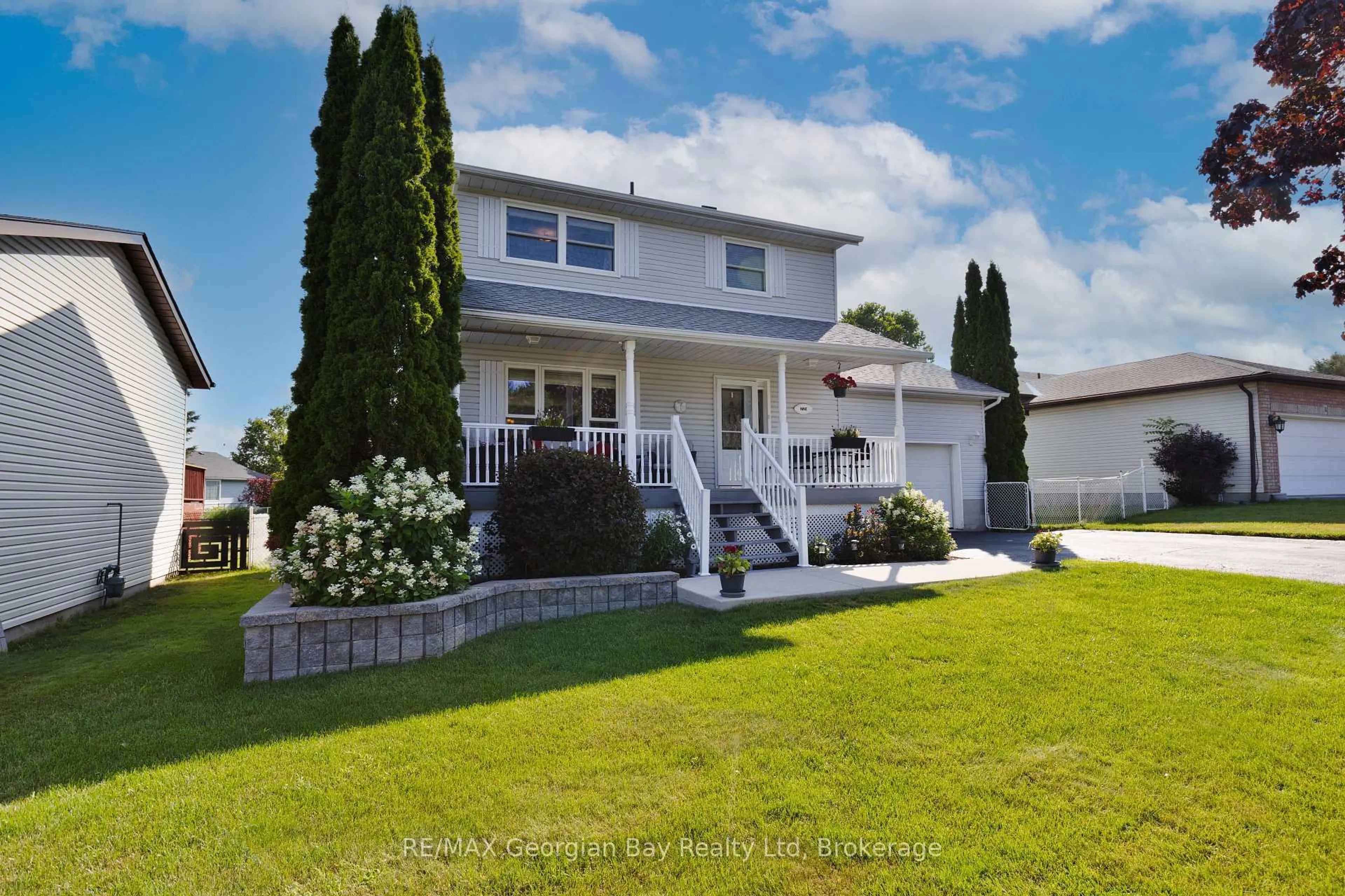Home with vinyl exterior material, street for 9 COPELAND St, Penetanguishene Ontario L9M 1K3