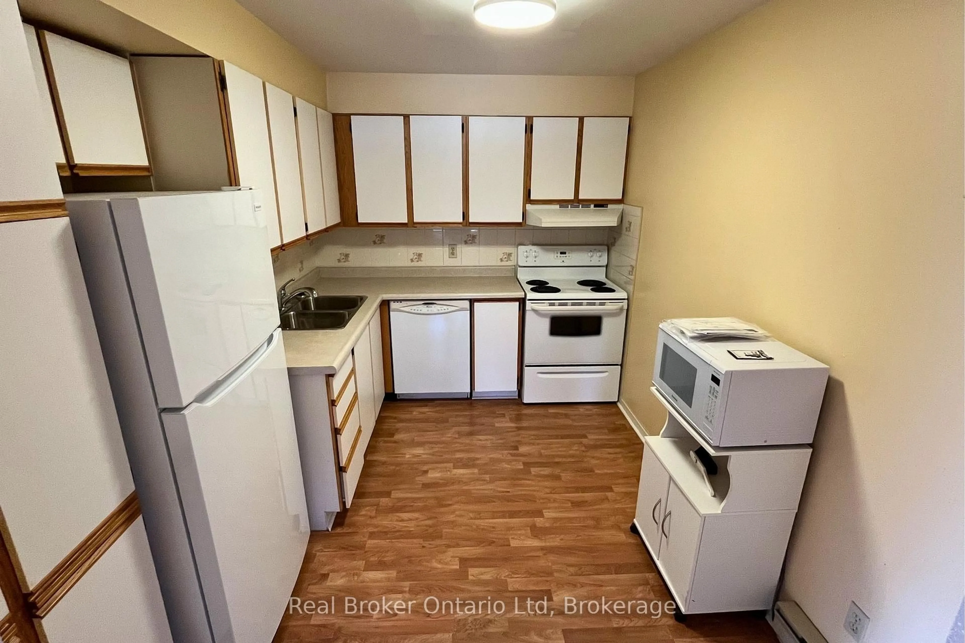 Standard kitchen, unknown for 696 King St #72, Midland Ontario L4R 5B7