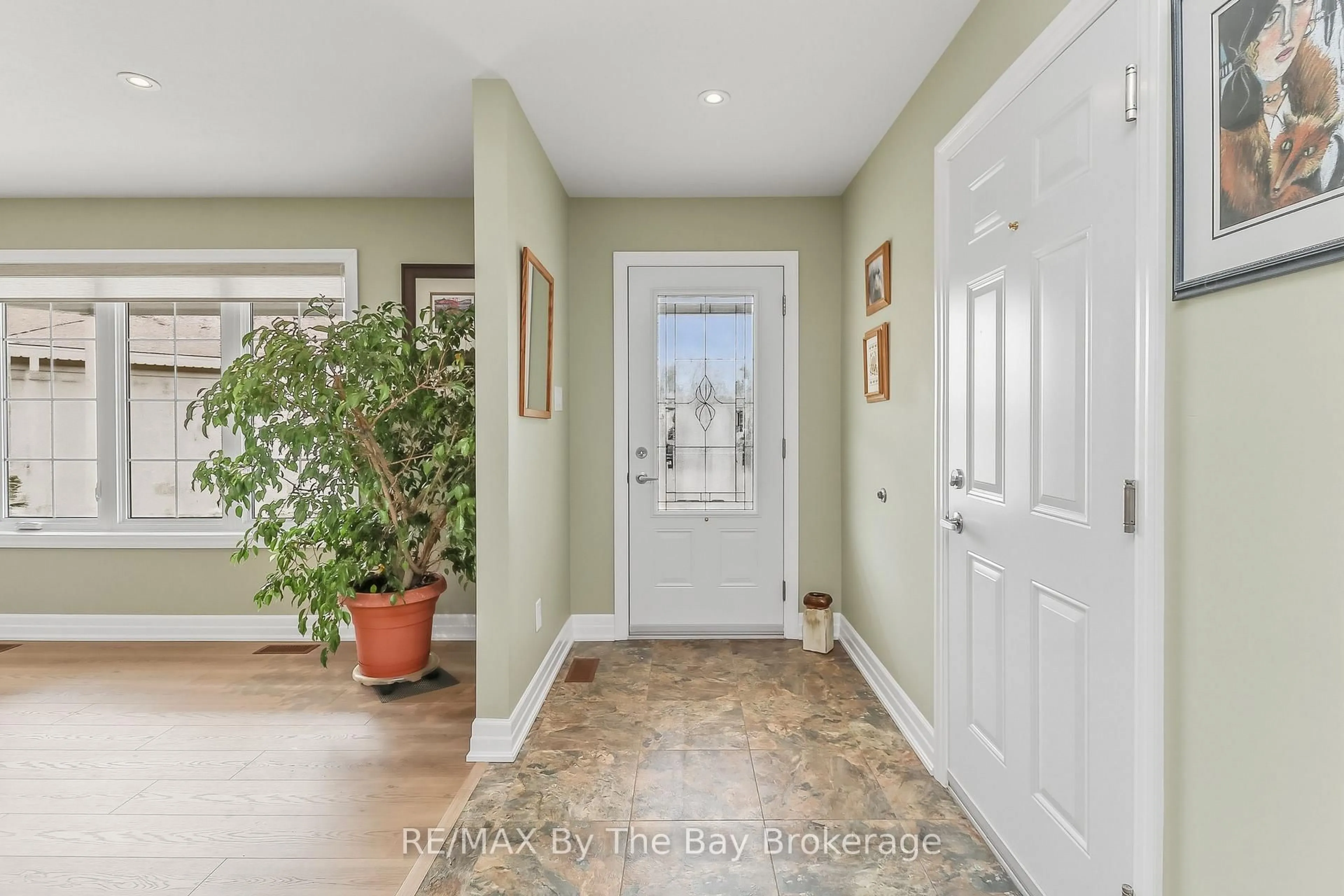 Indoor entryway for 122 New York Ave, Wasaga Beach Ontario L9Z 3A8