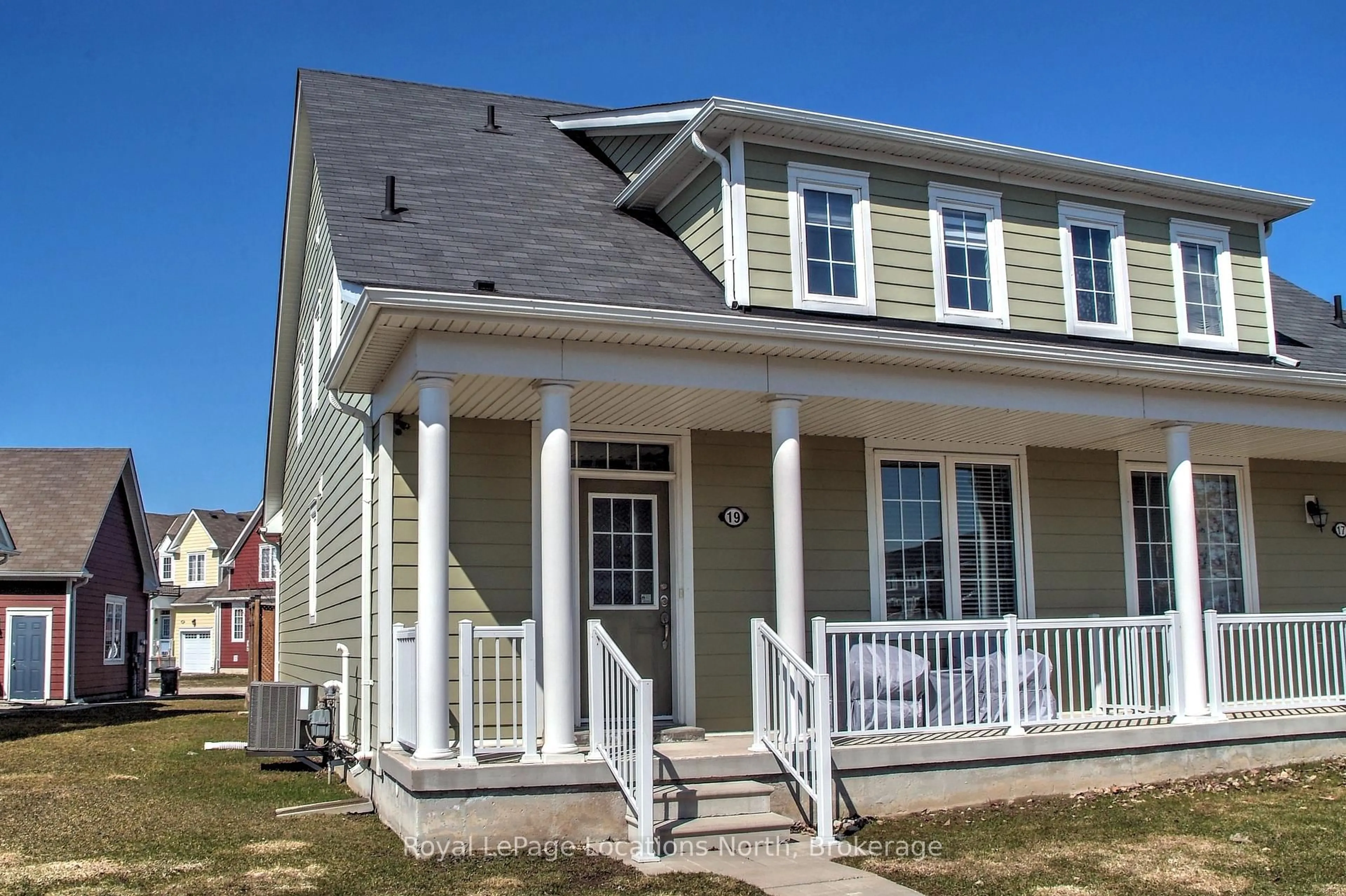 Home with vinyl exterior material, street for 19 Village Gate, Wasaga Beach Ontario L9Z 0G3