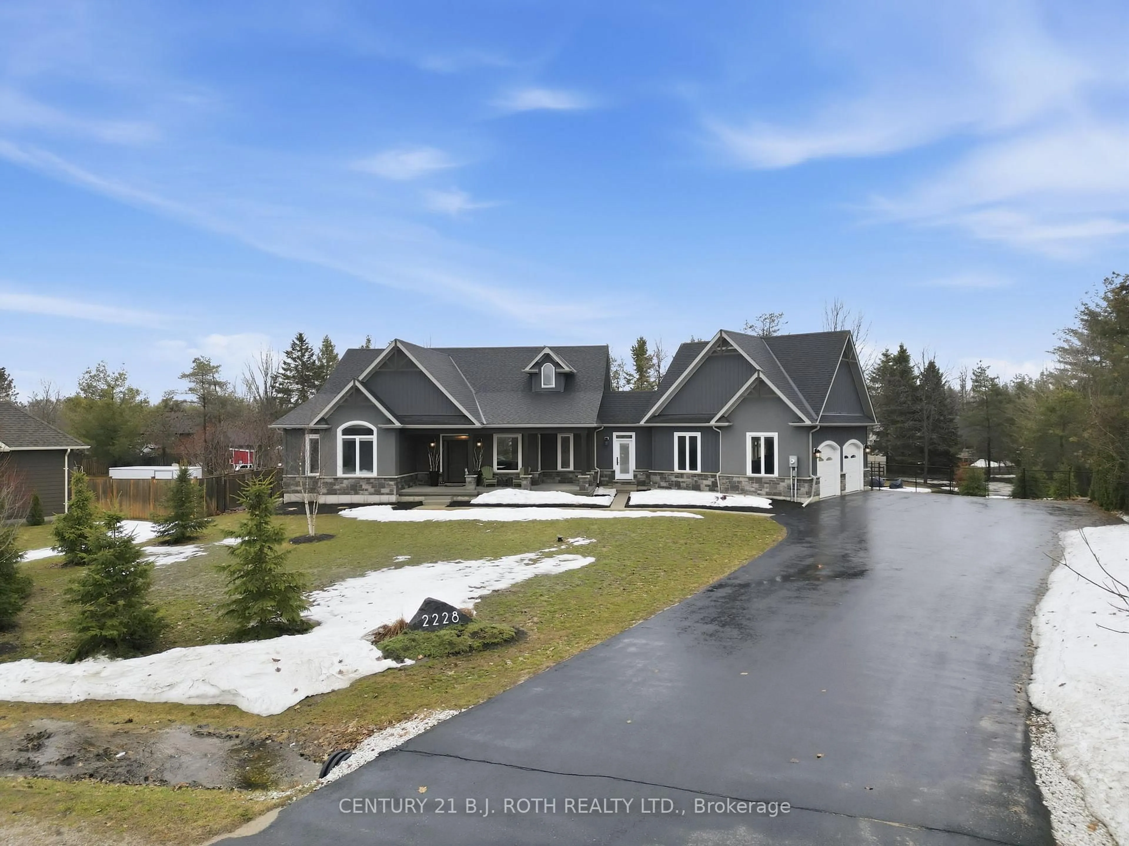 A pic from outside/outdoor area/front of a property/back of a property/a pic from drone, unknown for 2228 Elana Dr, Severn Ontario L3V 0C2