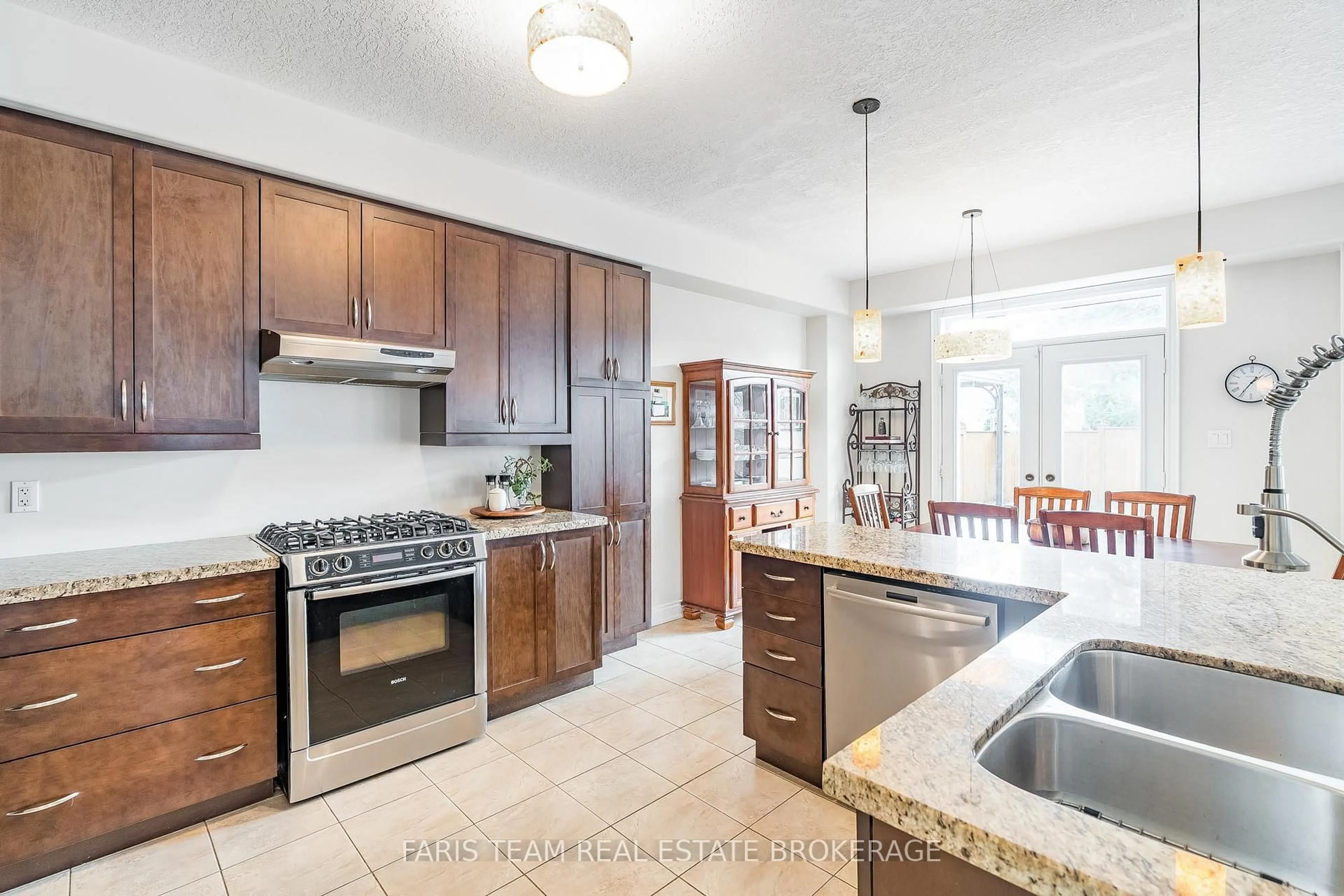 Open concept kitchen, ceramic/tile floor for 33 Auburn Crt, Barrie Ontario L4N 6G9