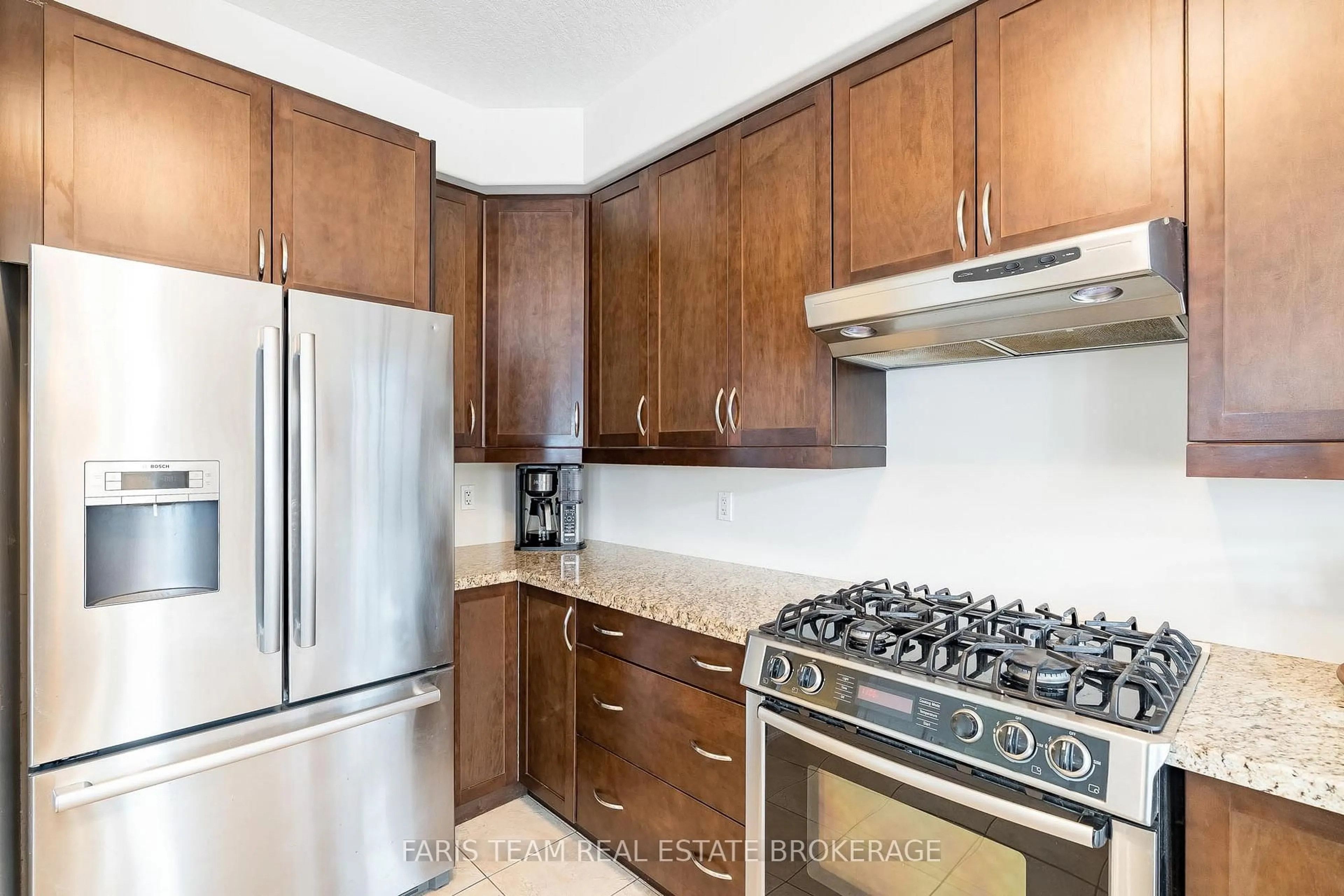 Standard kitchen, unknown for 33 Auburn Crt, Barrie Ontario L4N 6G9
