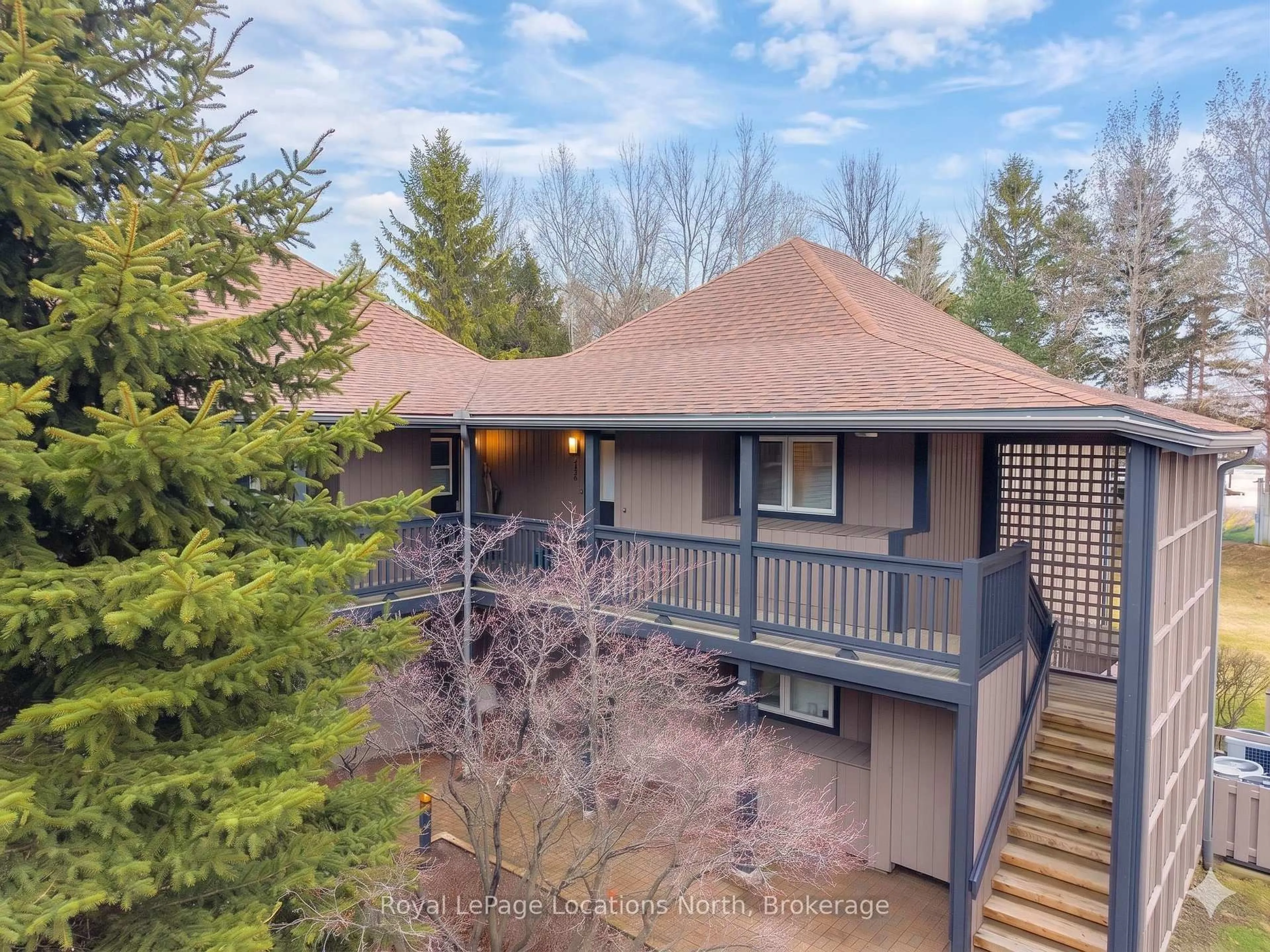 A pic from outside/outdoor area/front of a property/back of a property/a pic from drone, unknown for 330 Mariners Way, Collingwood Ontario L9Y 5C7