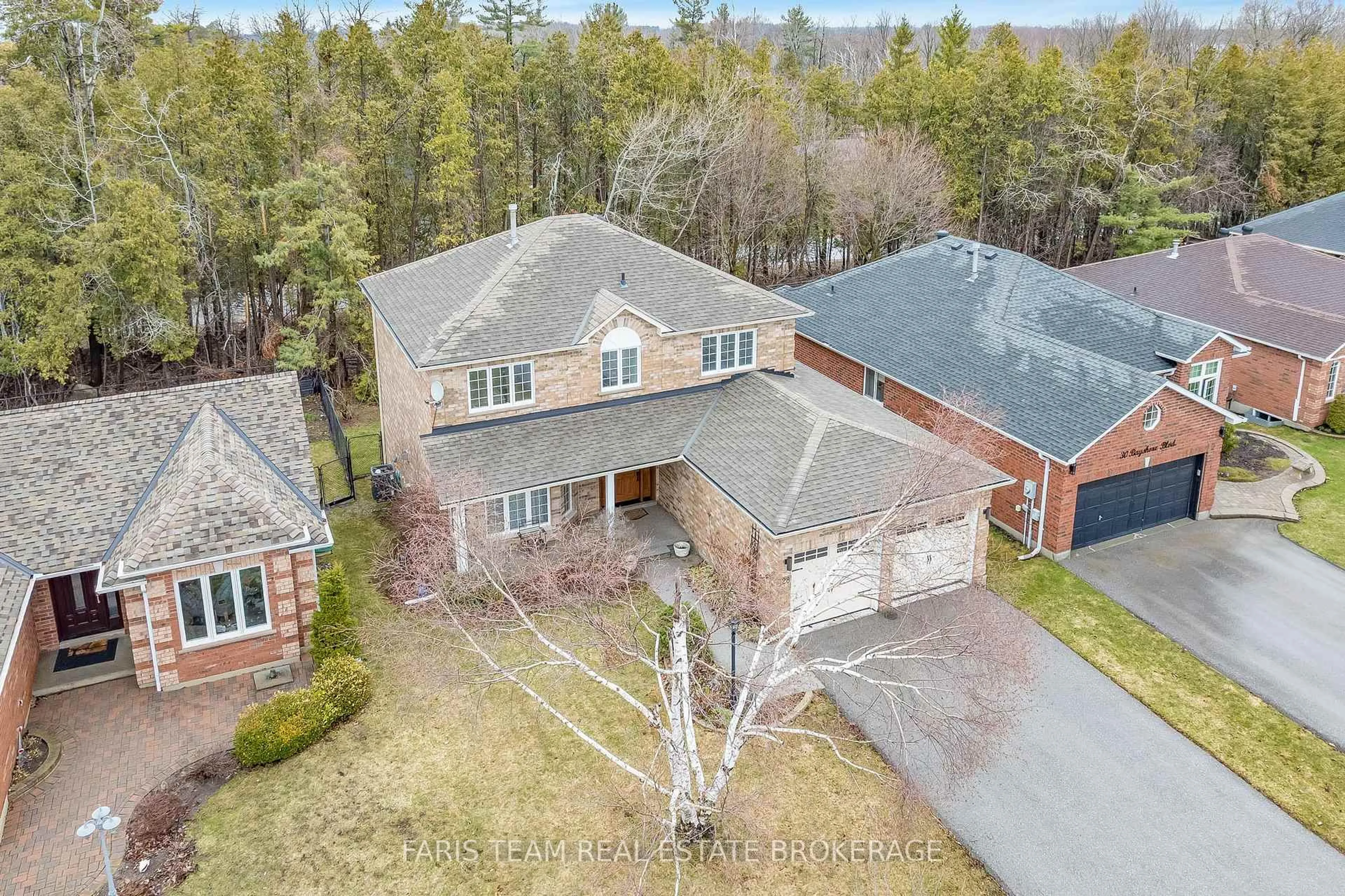 A pic from outside/outdoor area/front of a property/back of a property/a pic from drone, unknown for 28 Bayshore Blvd, Barrie Ontario L4N 9R5