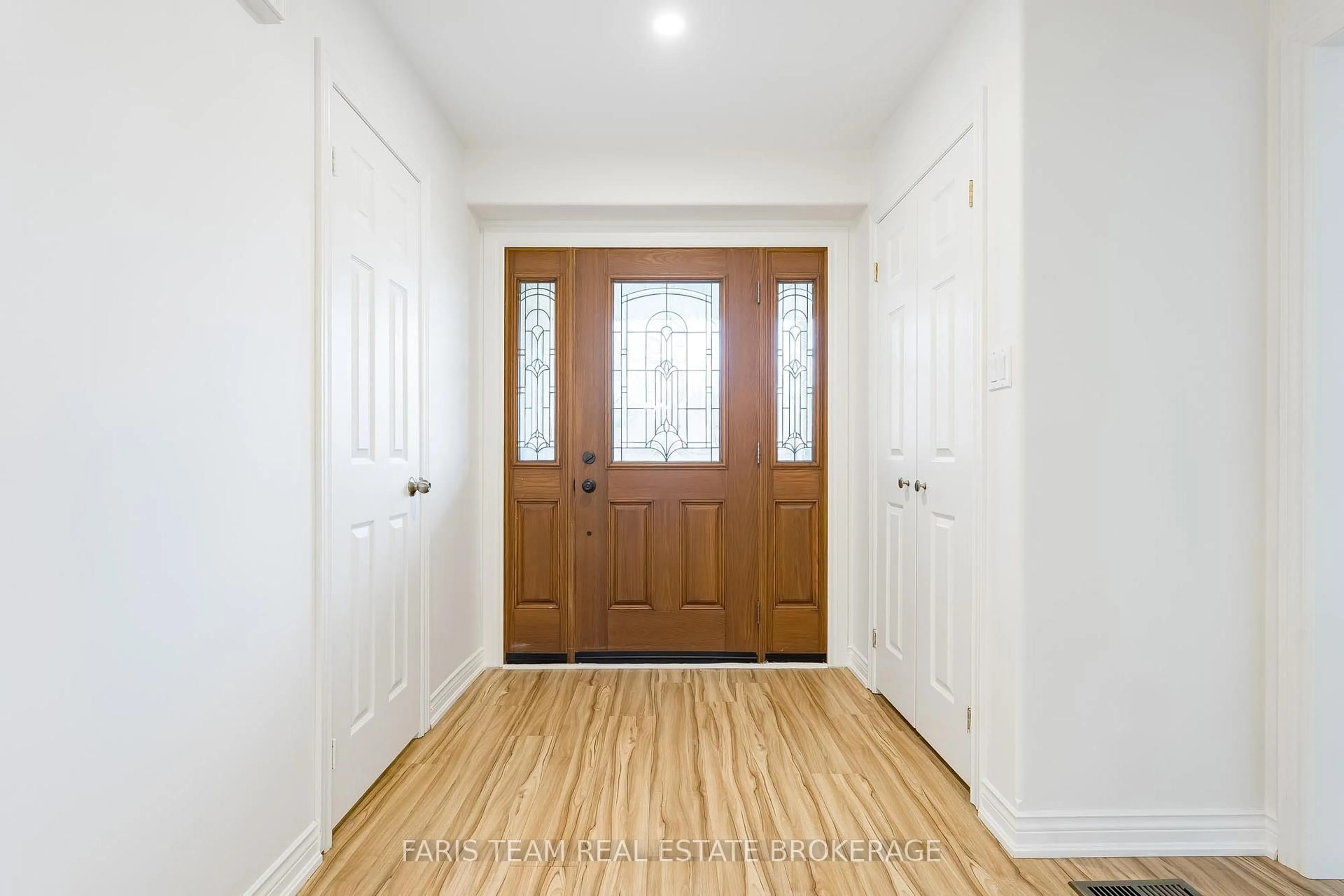 Indoor entryway for 28 Bayshore Blvd, Barrie Ontario L4N 9R5