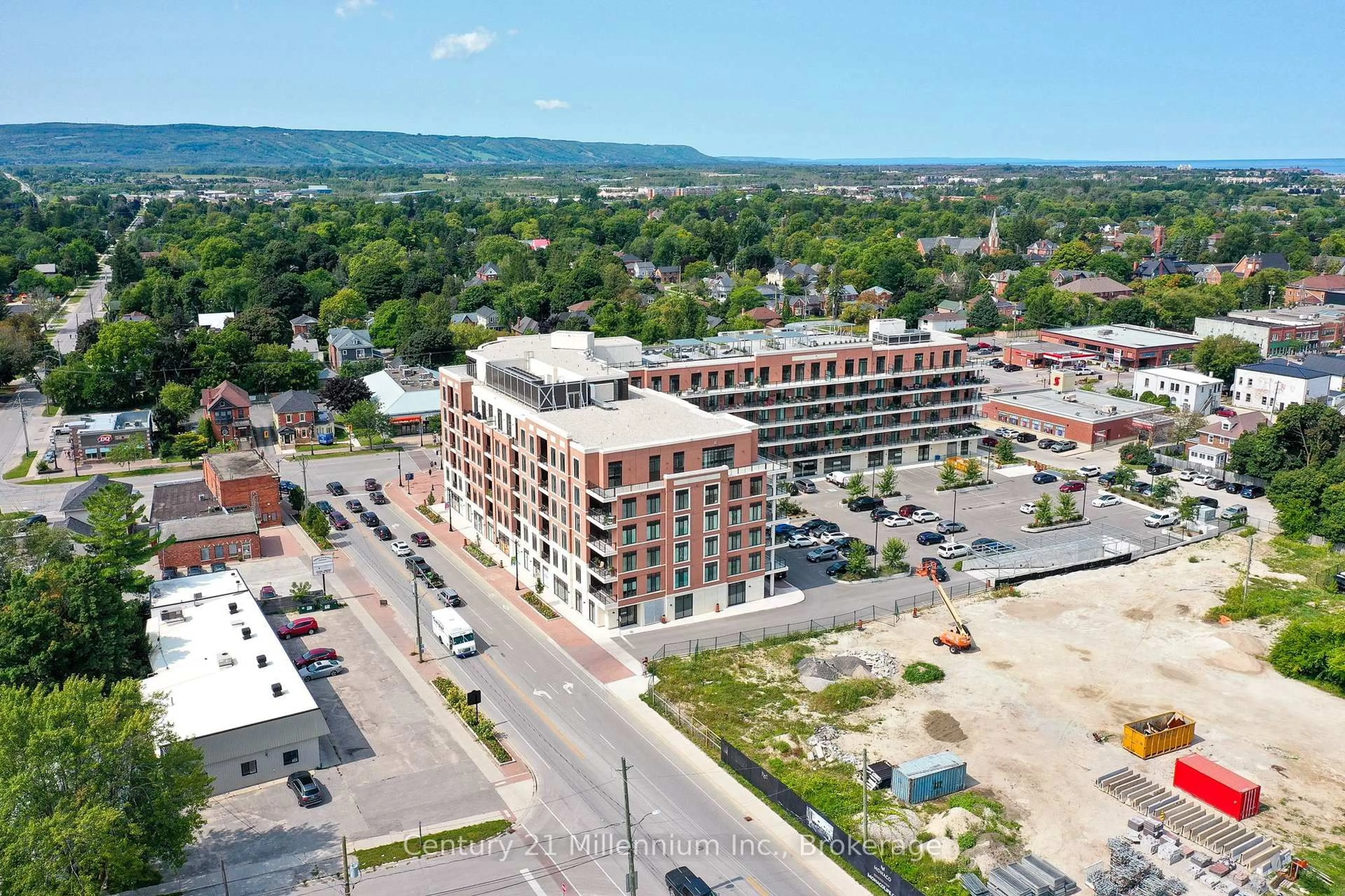 A pic from outside/outdoor area/front of a property/back of a property/a pic from drone, building for 1 Hume St #410, Collingwood Ontario L9Y 0X3