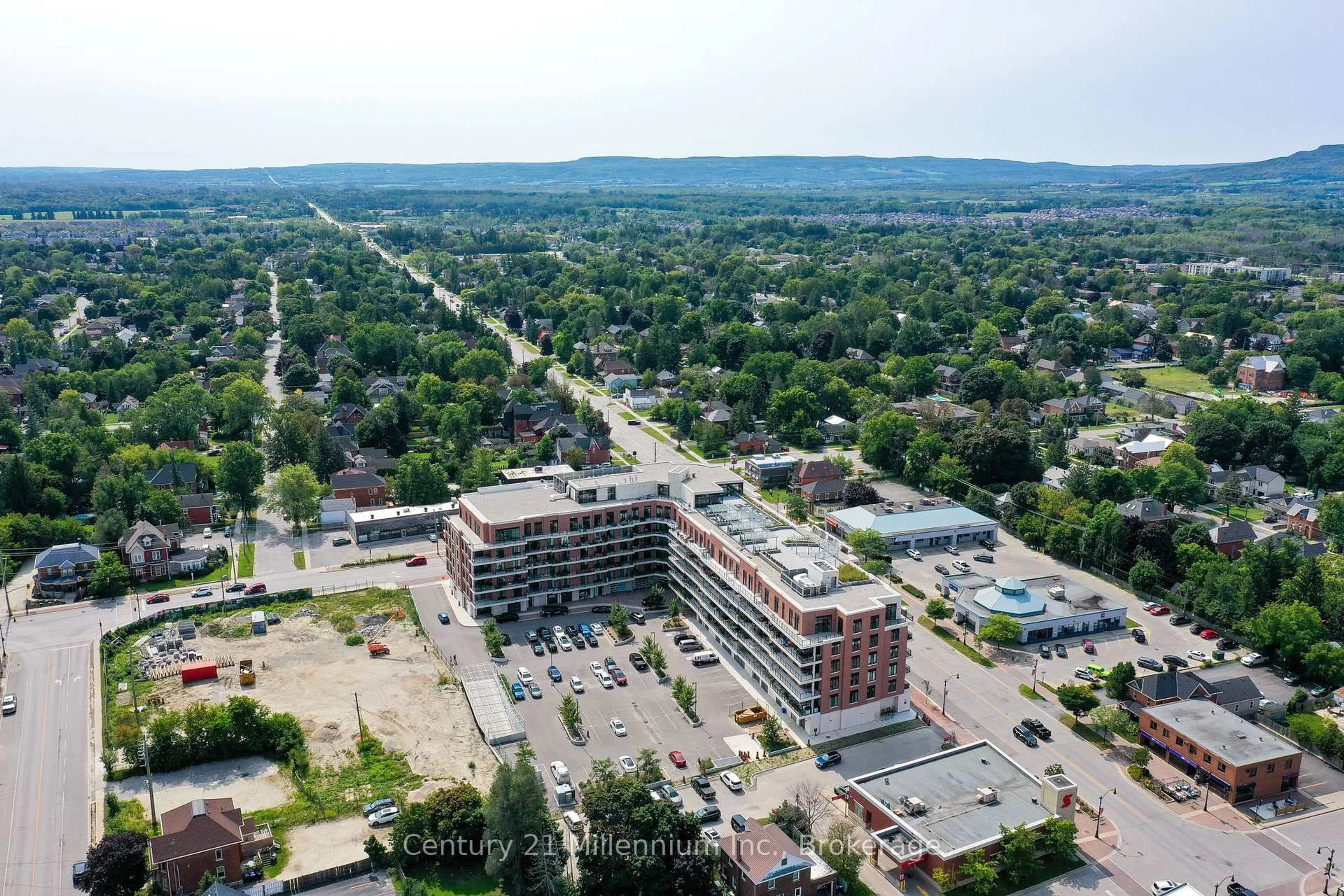 A pic from outside/outdoor area/front of a property/back of a property/a pic from drone, building for 1 Hume St #410, Collingwood Ontario L9Y 0X3