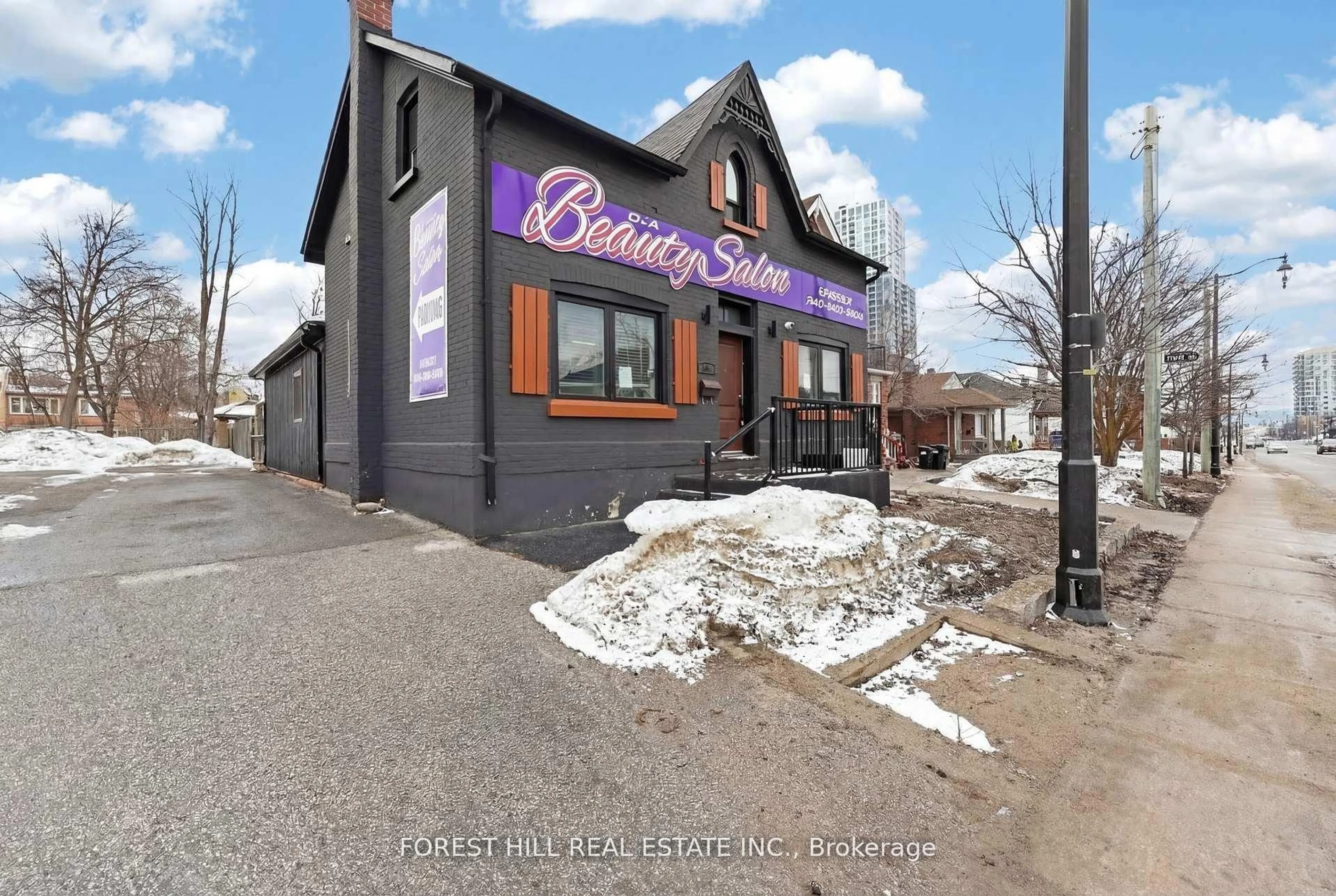 Patio, street for 89 Toronto St, Barrie Ontario L4N 1V1
