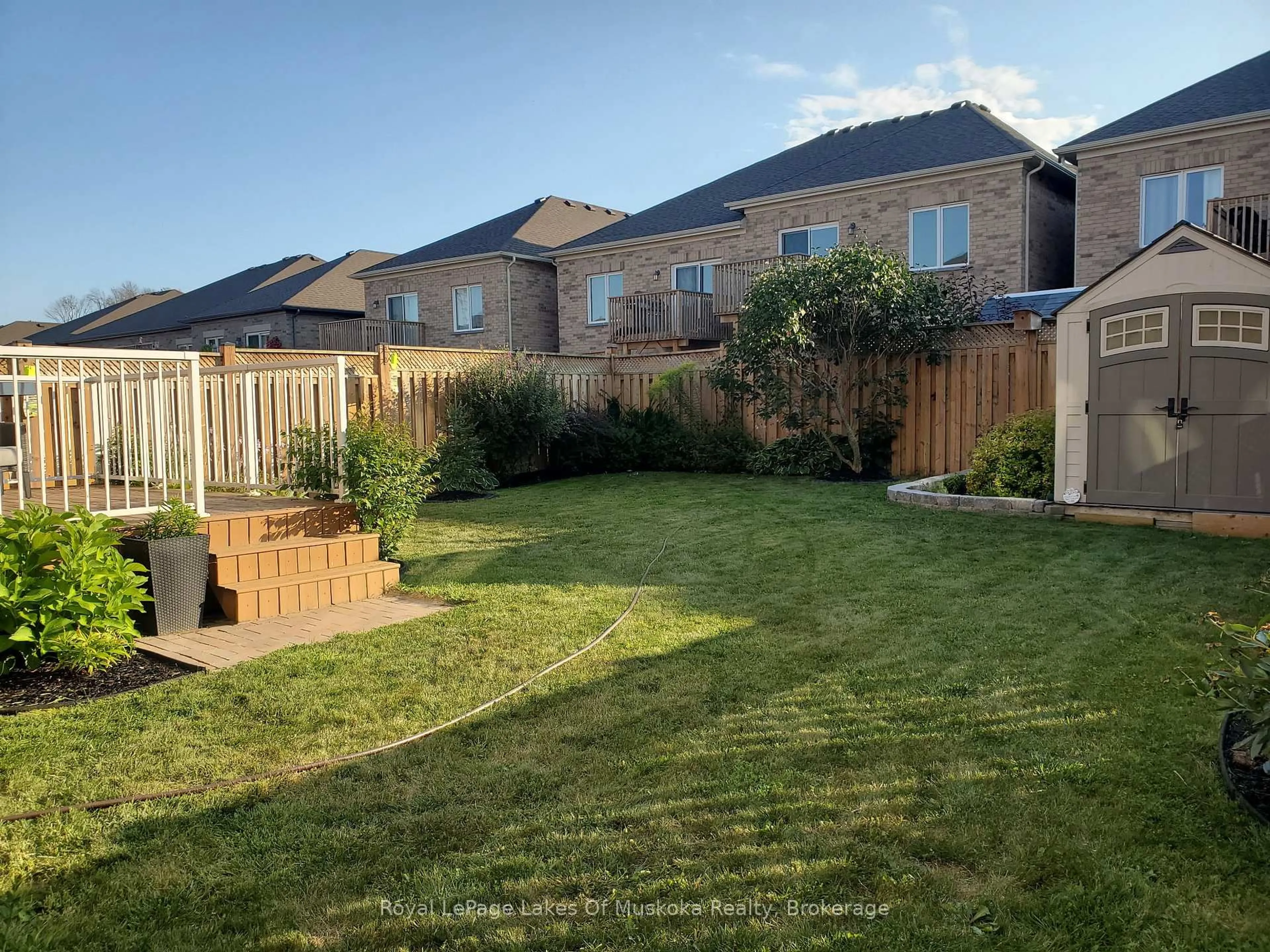 A pic from outside/outdoor area/front of a property/back of a property/a pic from drone, mountain view for 3038 EMPEROR Dr, Orillia Ontario L3V 0A4