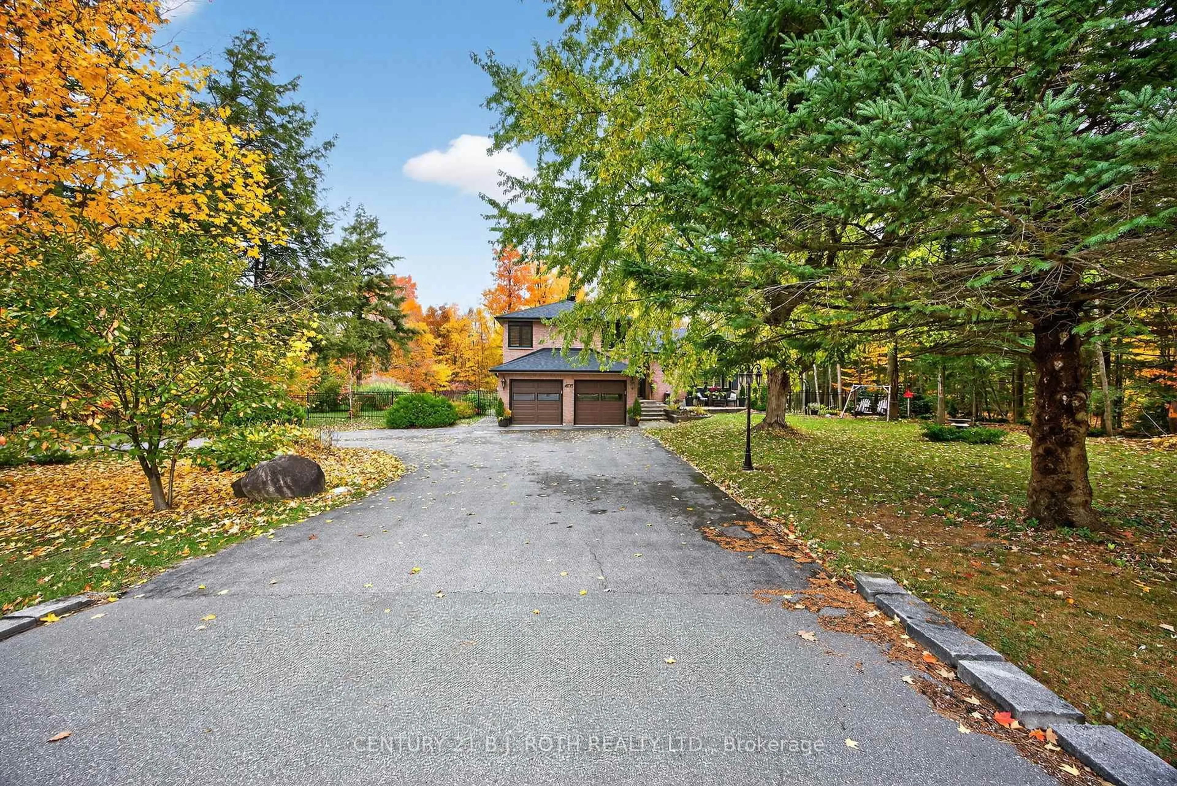 A pic from outside/outdoor area/front of a property/back of a property/a pic from drone, street for 4737 12 Line, Oro-Medonte Ontario L0K 1E0