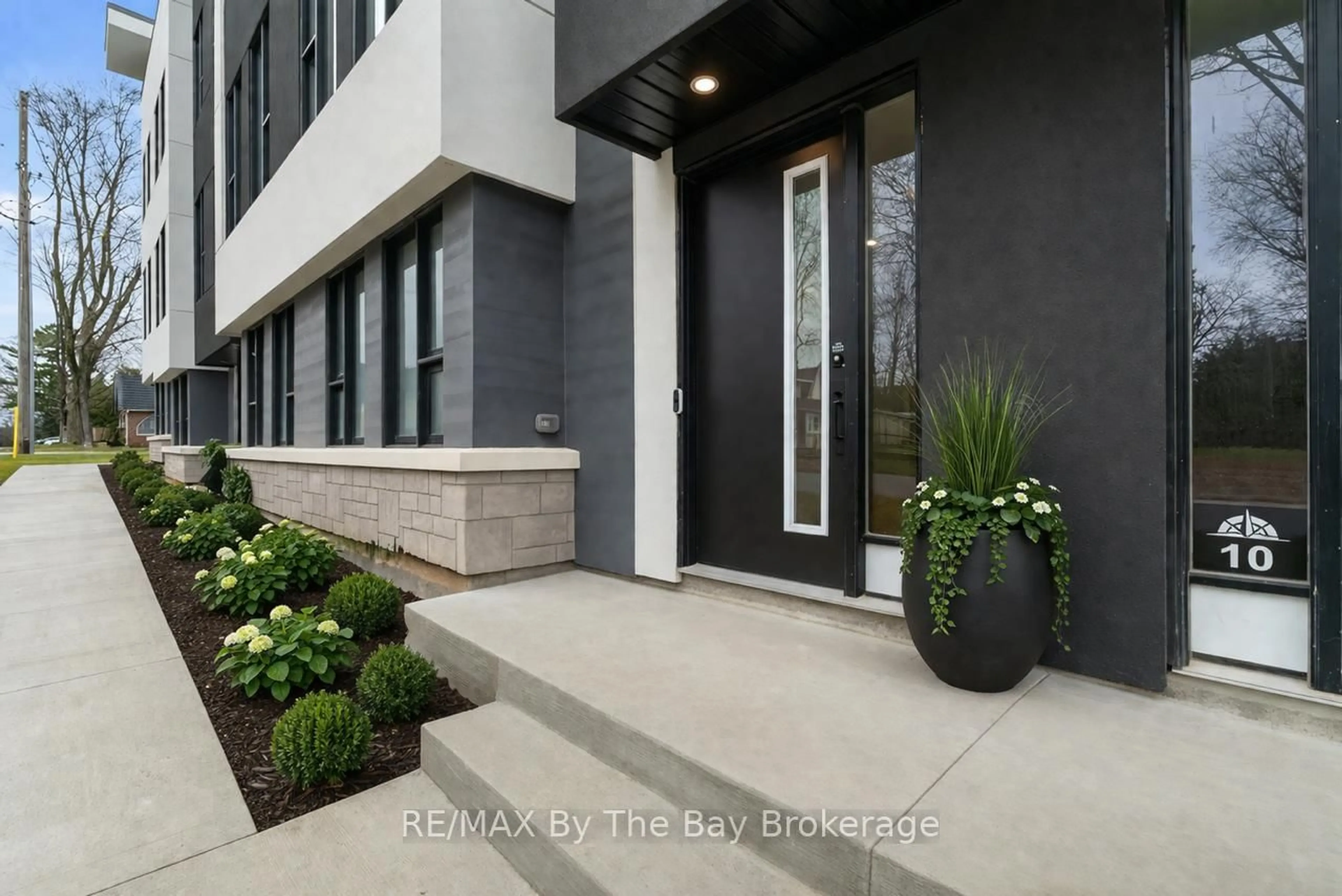Indoor entryway for 8 Bru Lor Lane, Orillia Ontario L3V 8P4