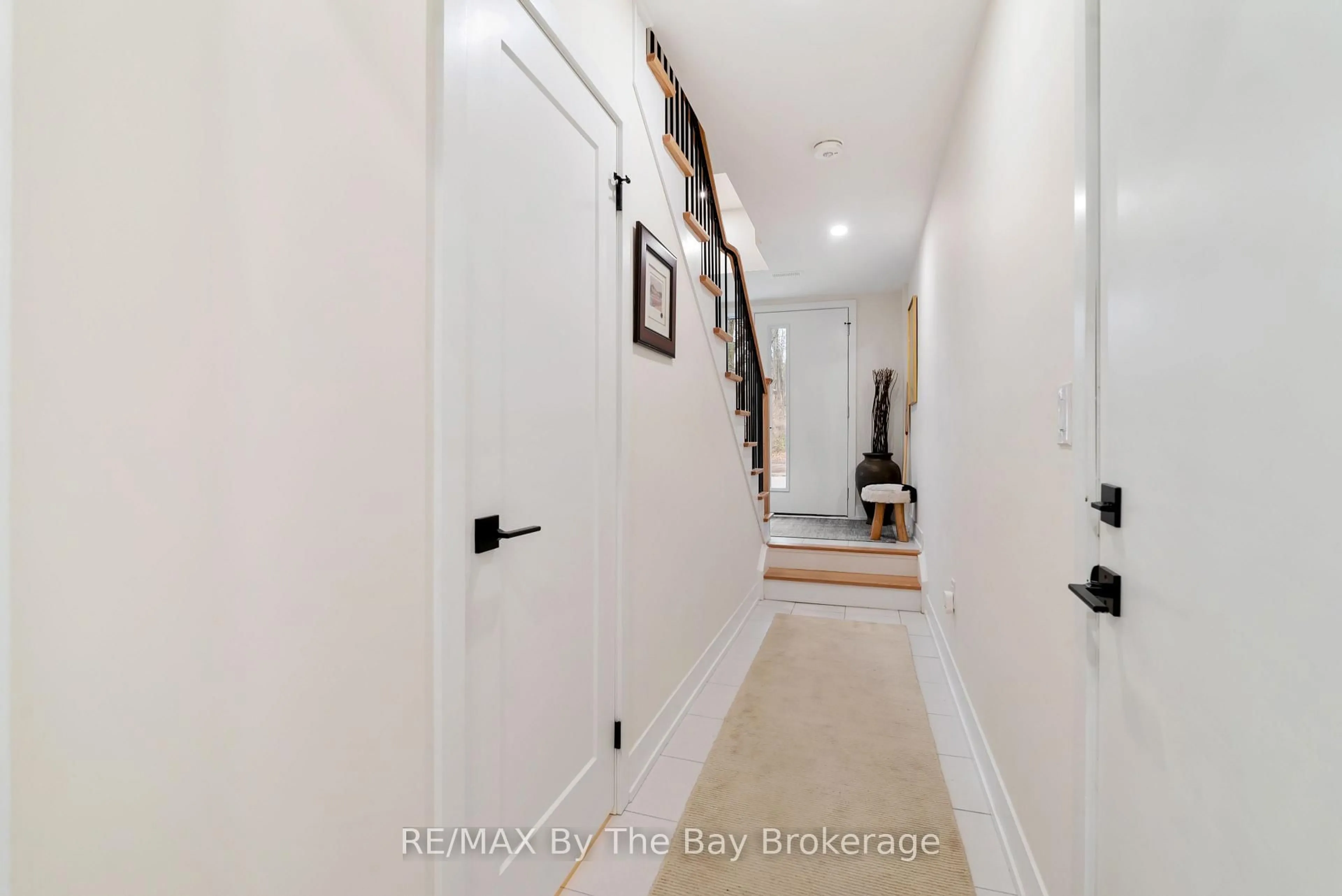Indoor entryway for 8 Bru Lor Lane, Orillia Ontario L3V 8P4