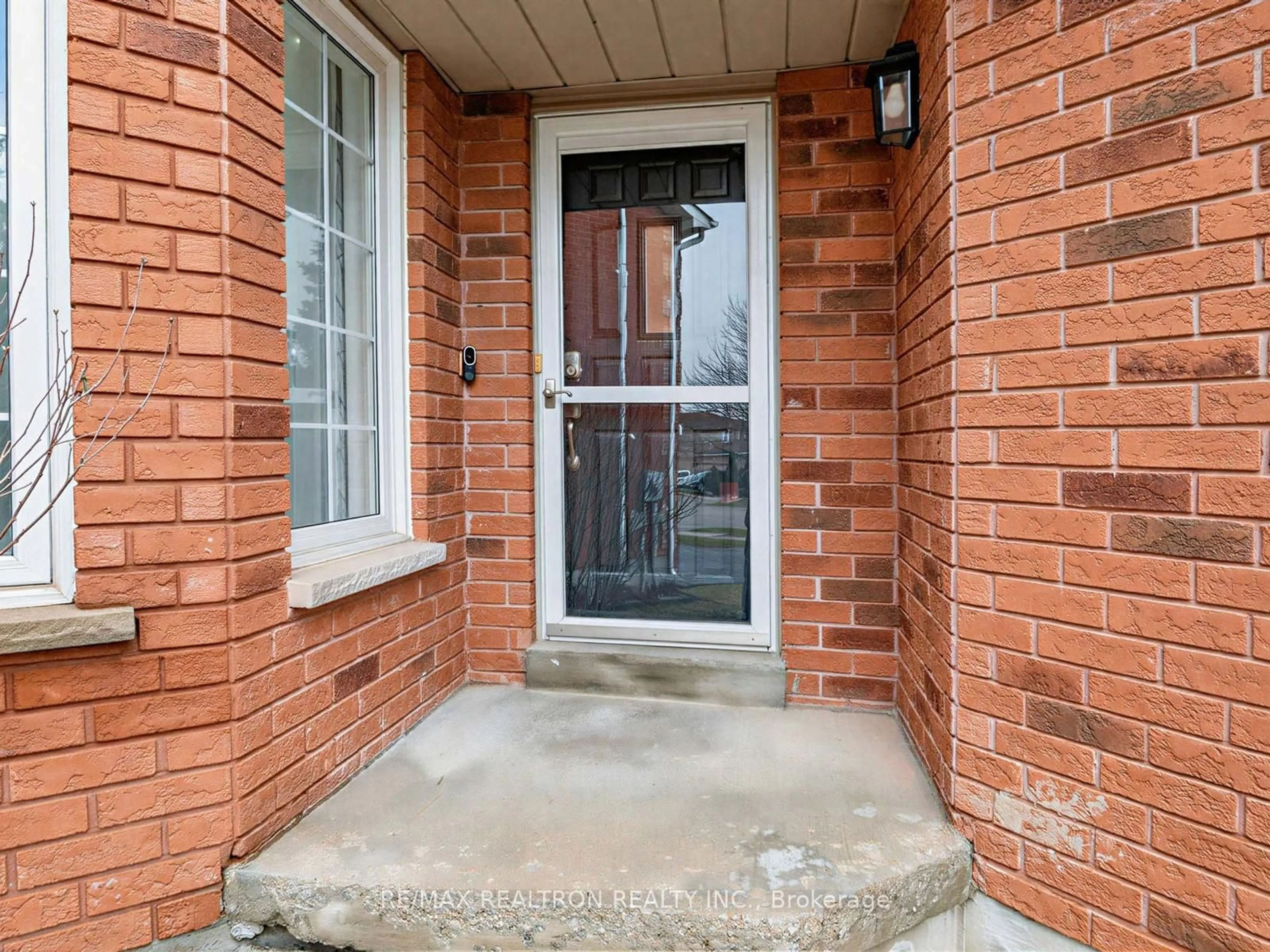 Indoor entryway for 52 Loon Ave, Barrie Ontario L4N 8W6
