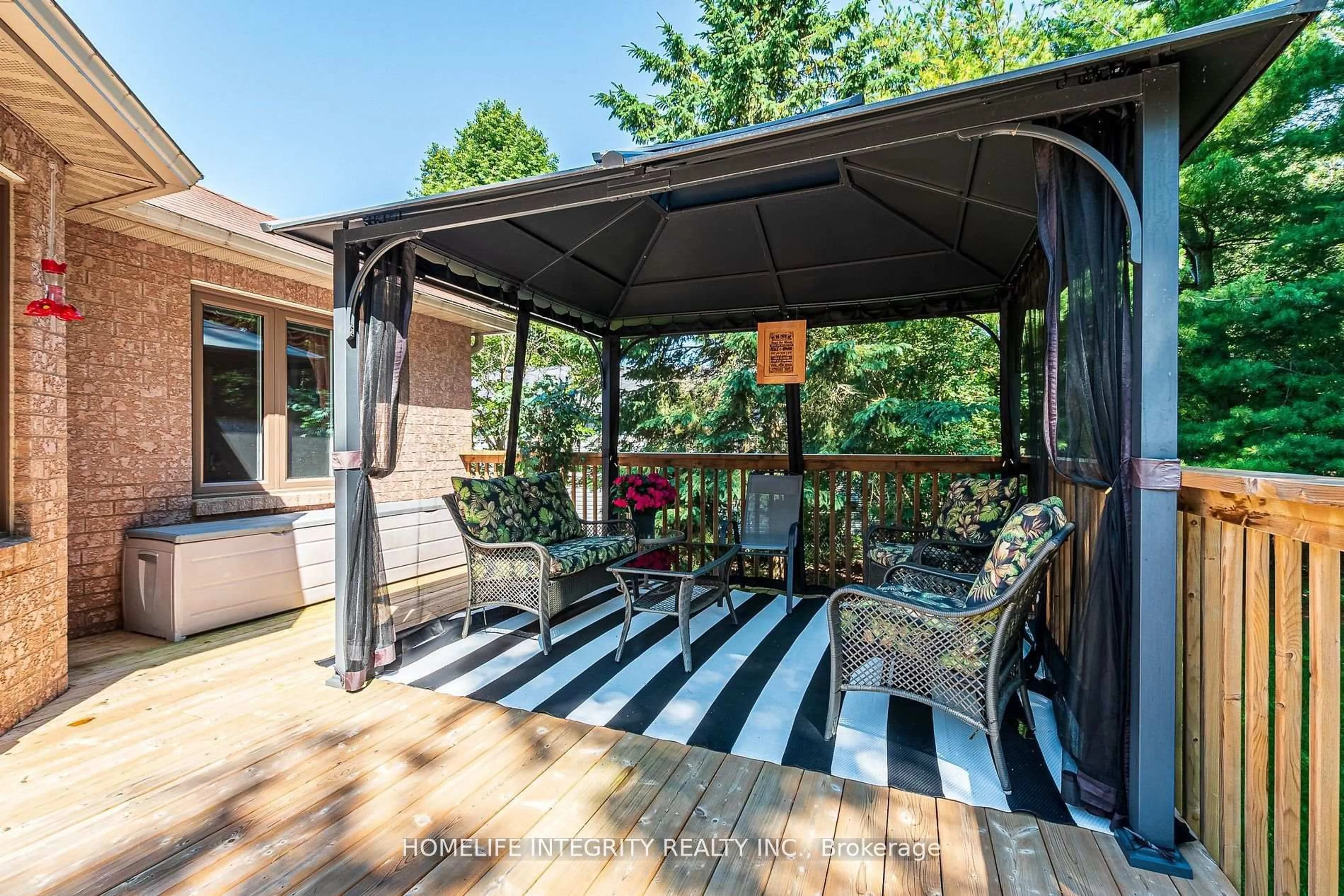 Patio, street for 37 Brouwer Cres, Wasaga Beach Ontario L9Z 1L8