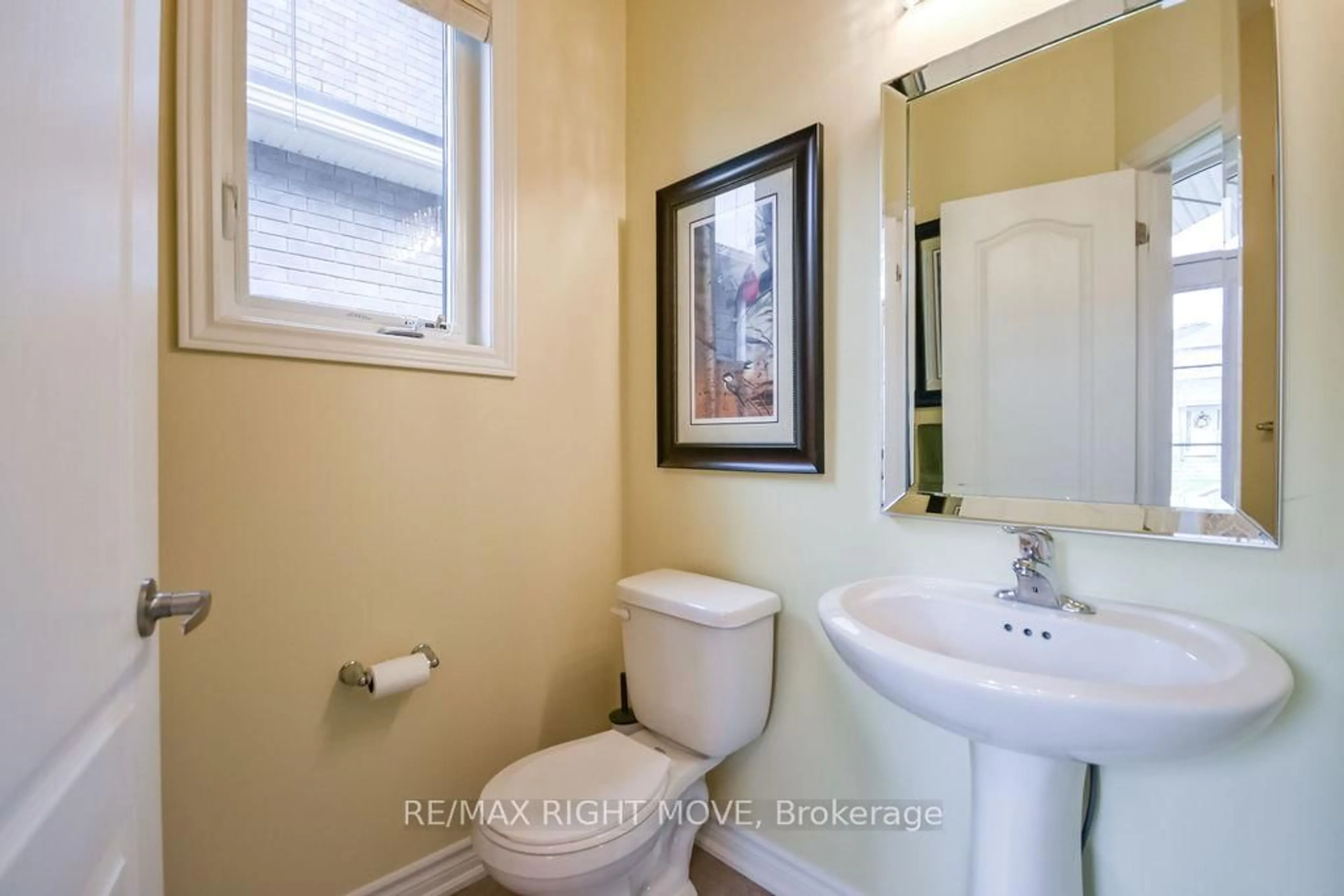Standard bathroom, ceramic/tile floor for 3111 Emperor Dr, Orillia Ontario L3V 0G4
