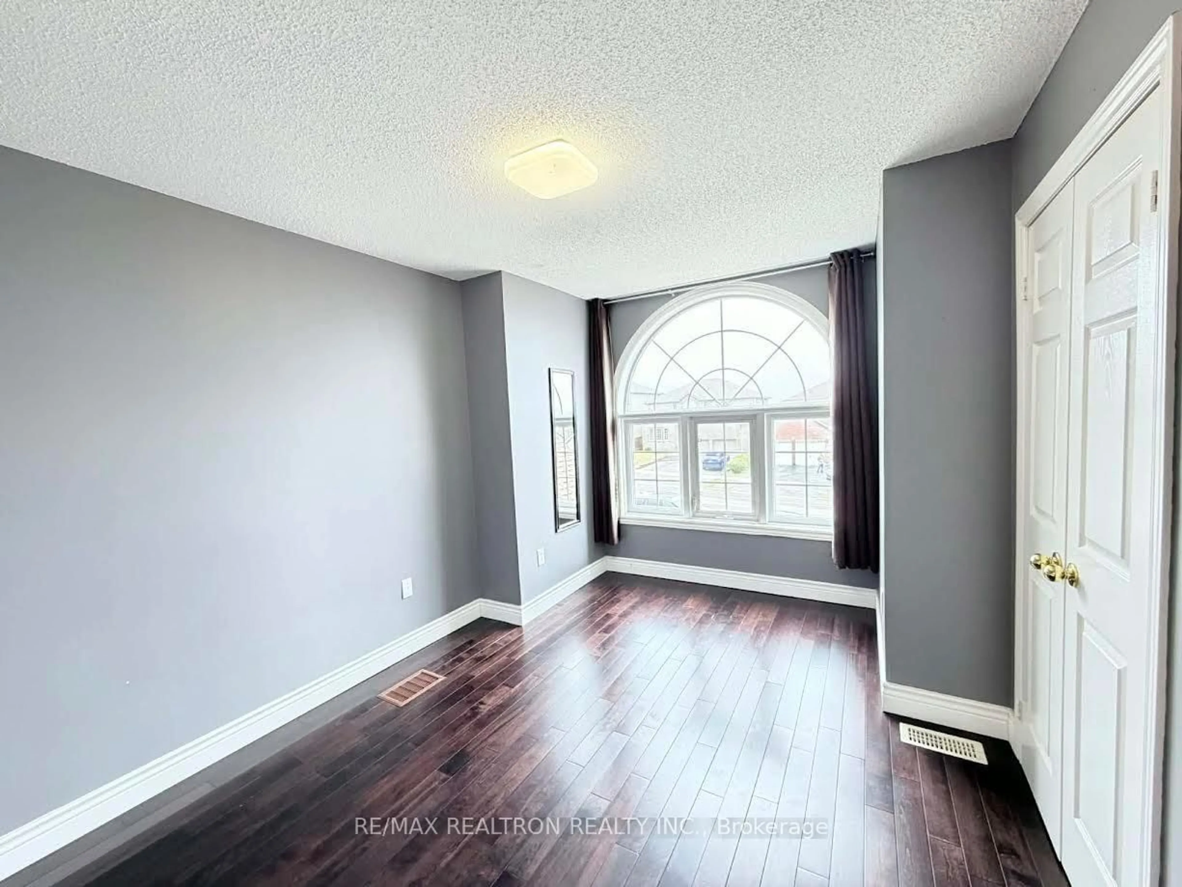 A pic of a room for 416 Mapleton Ave, Barrie Ontario L4N 0Z9