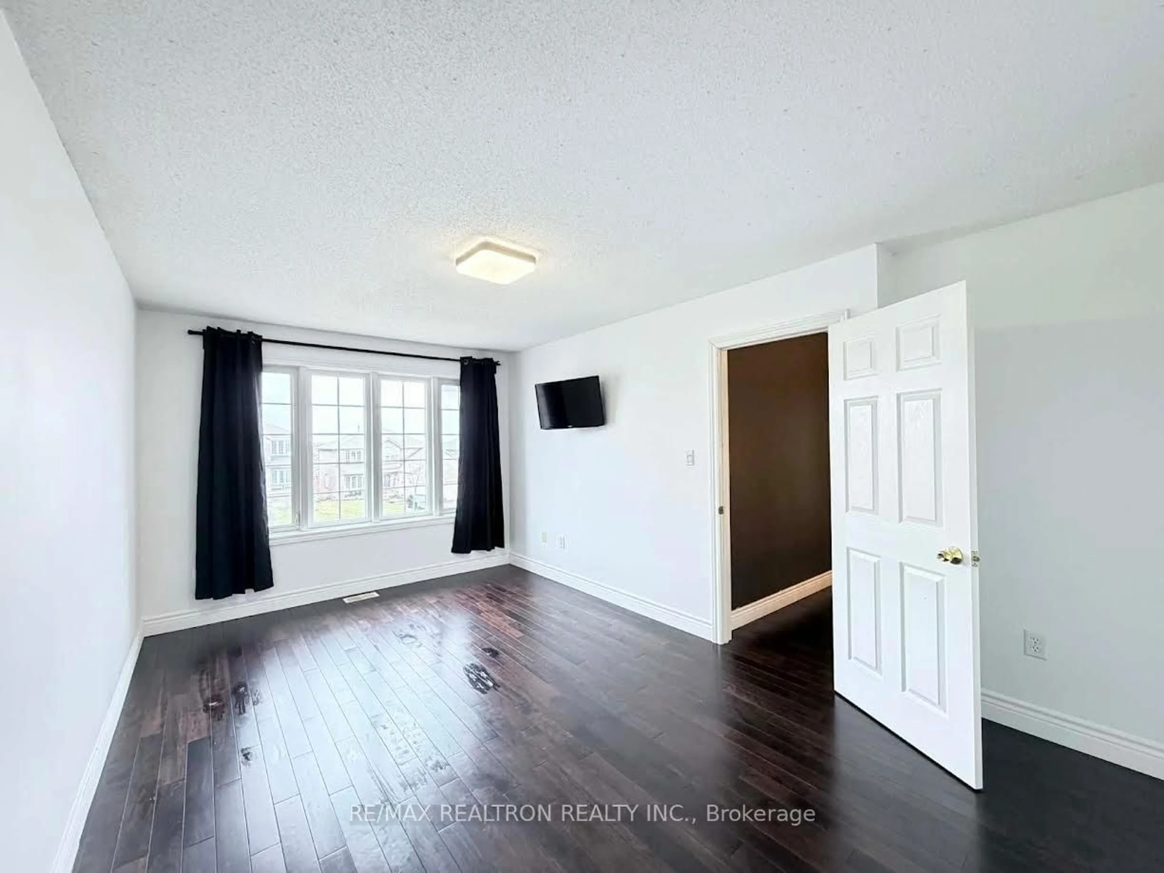 A pic of a room for 416 Mapleton Ave, Barrie Ontario L4N 0Z9
