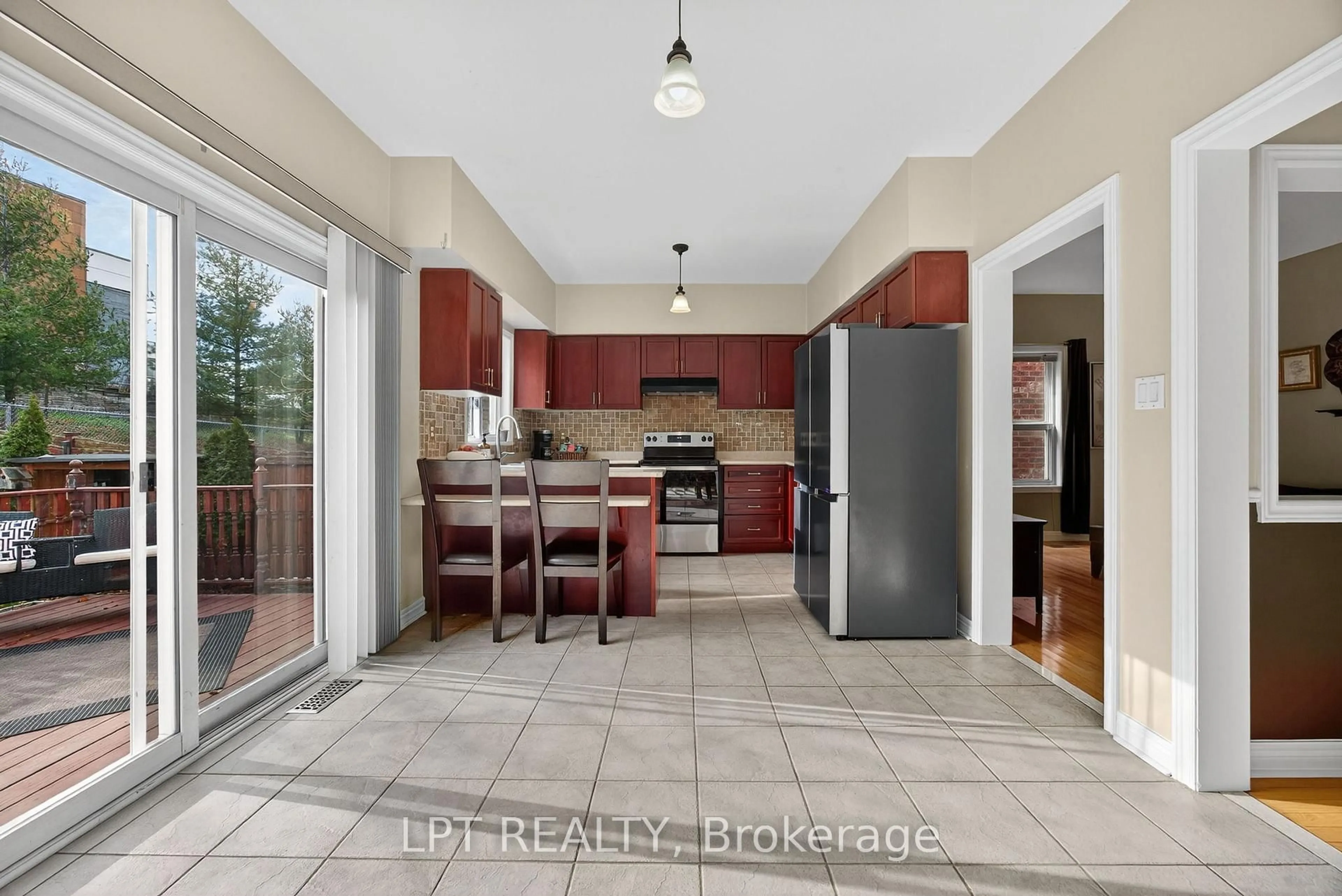 Open concept kitchen, ceramic/tile floor for 23 Prince of Wales Dr, Barrie Ontario L4N 0T5