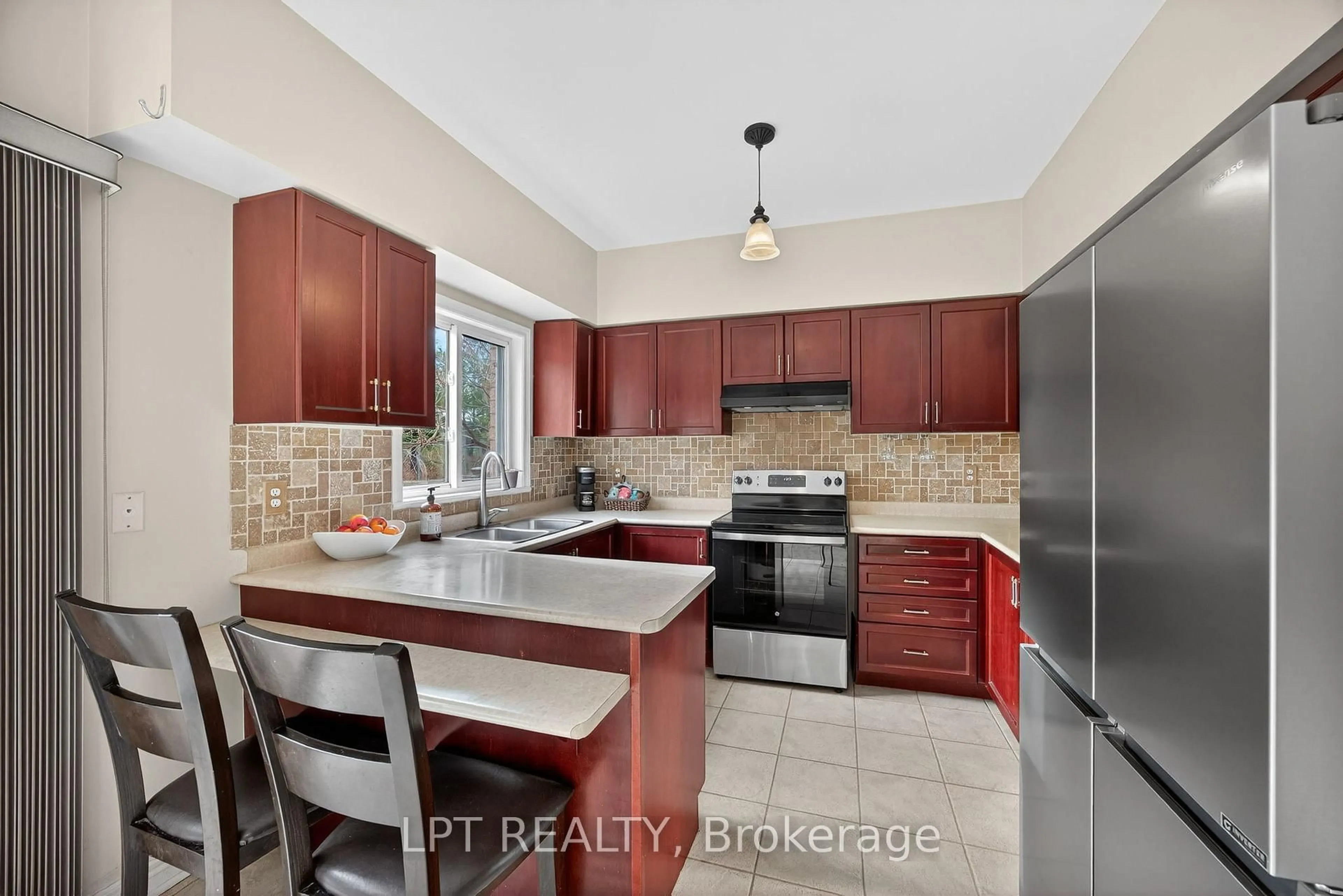 Open concept kitchen, ceramic/tile floor for 23 Prince of Wales Dr, Barrie Ontario L4N 0T5