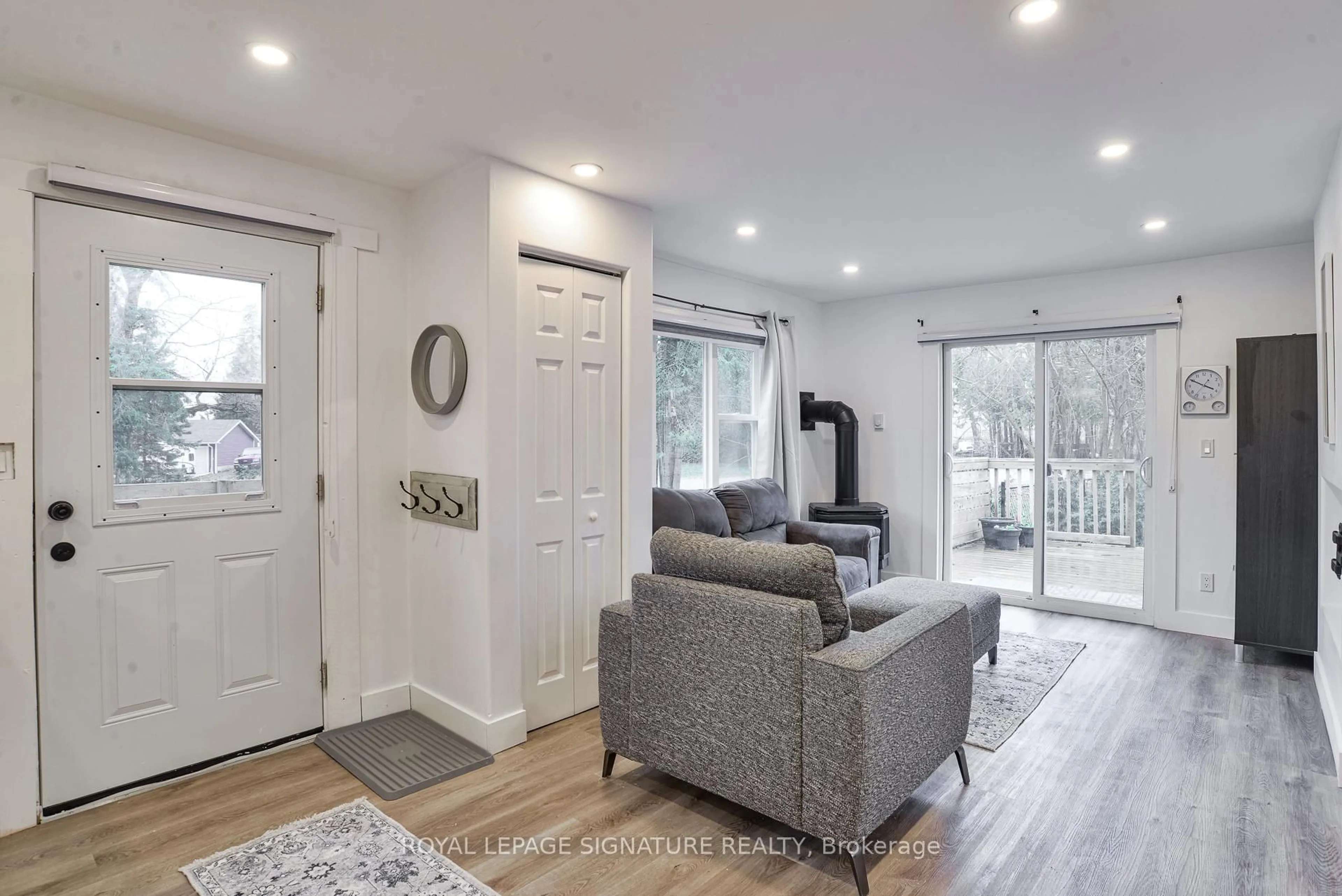 Living room with furniture, unknown for 1095 Sylvan Glen Dr, Ramara Ontario L0K 1B0