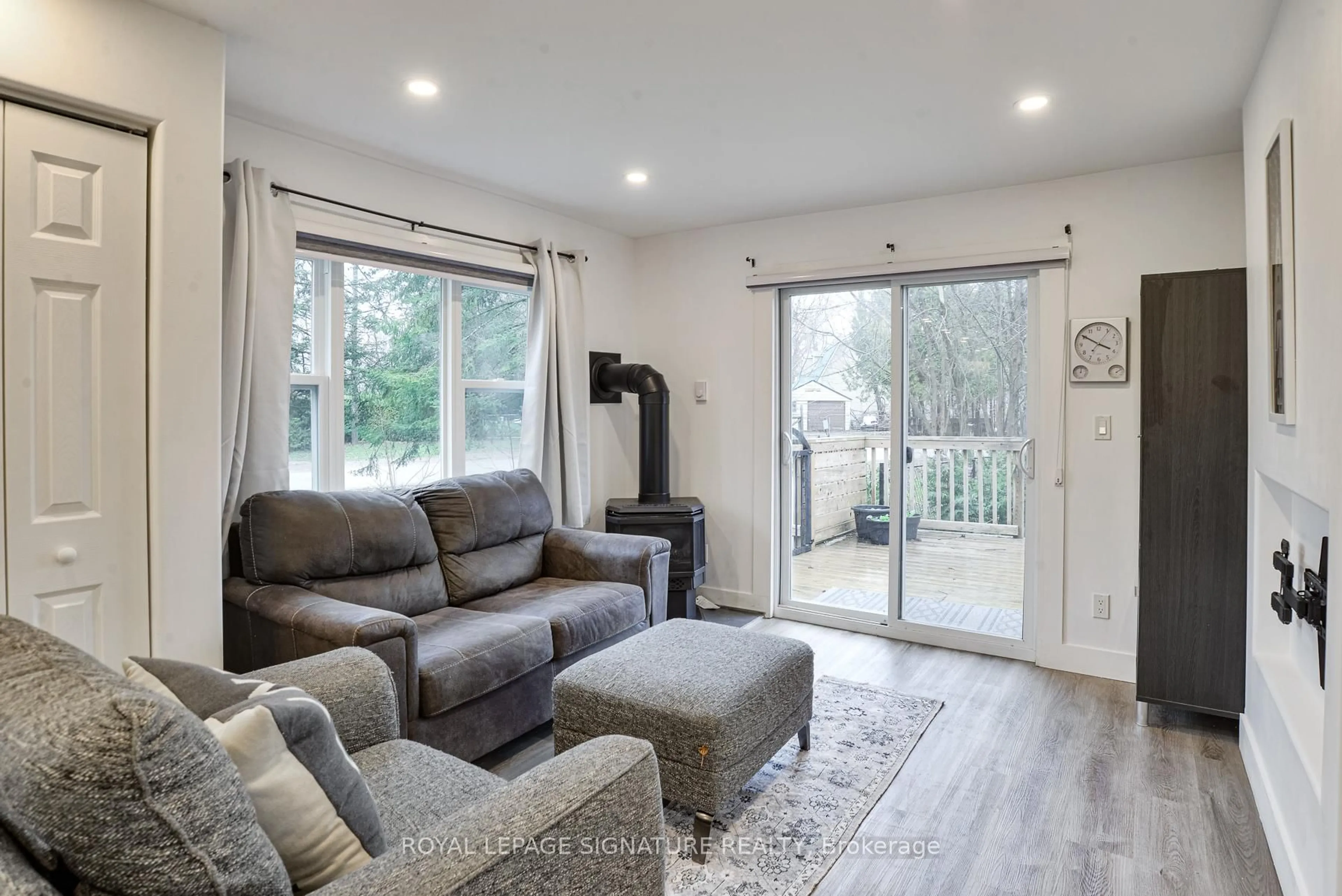 Living room with furniture, unknown for 1095 Sylvan Glen Dr, Ramara Ontario L0K 1B0