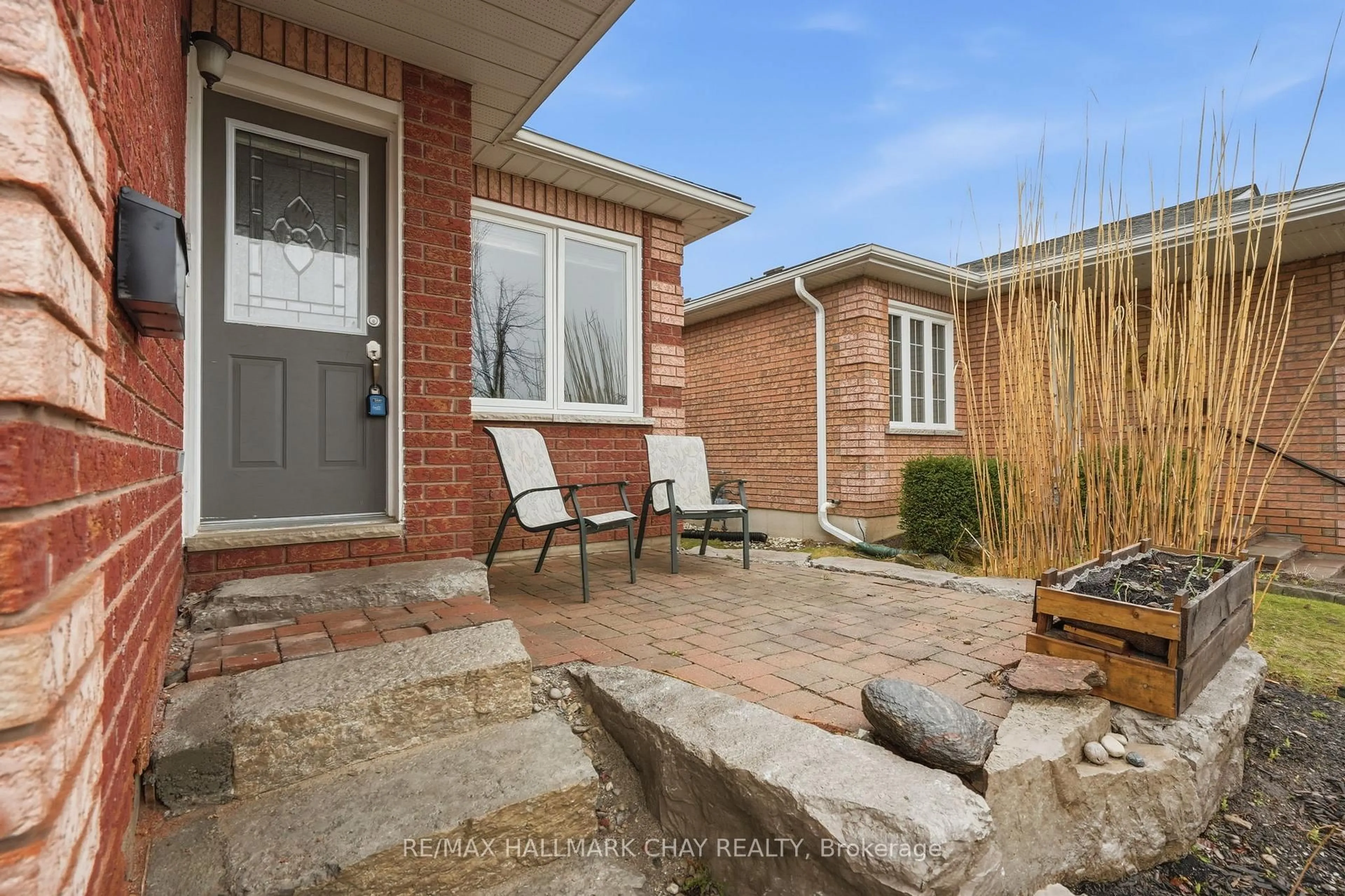 Home with brick exterior material, street for 118 Benson Dr, Barrie Ontario L4N 7Y4