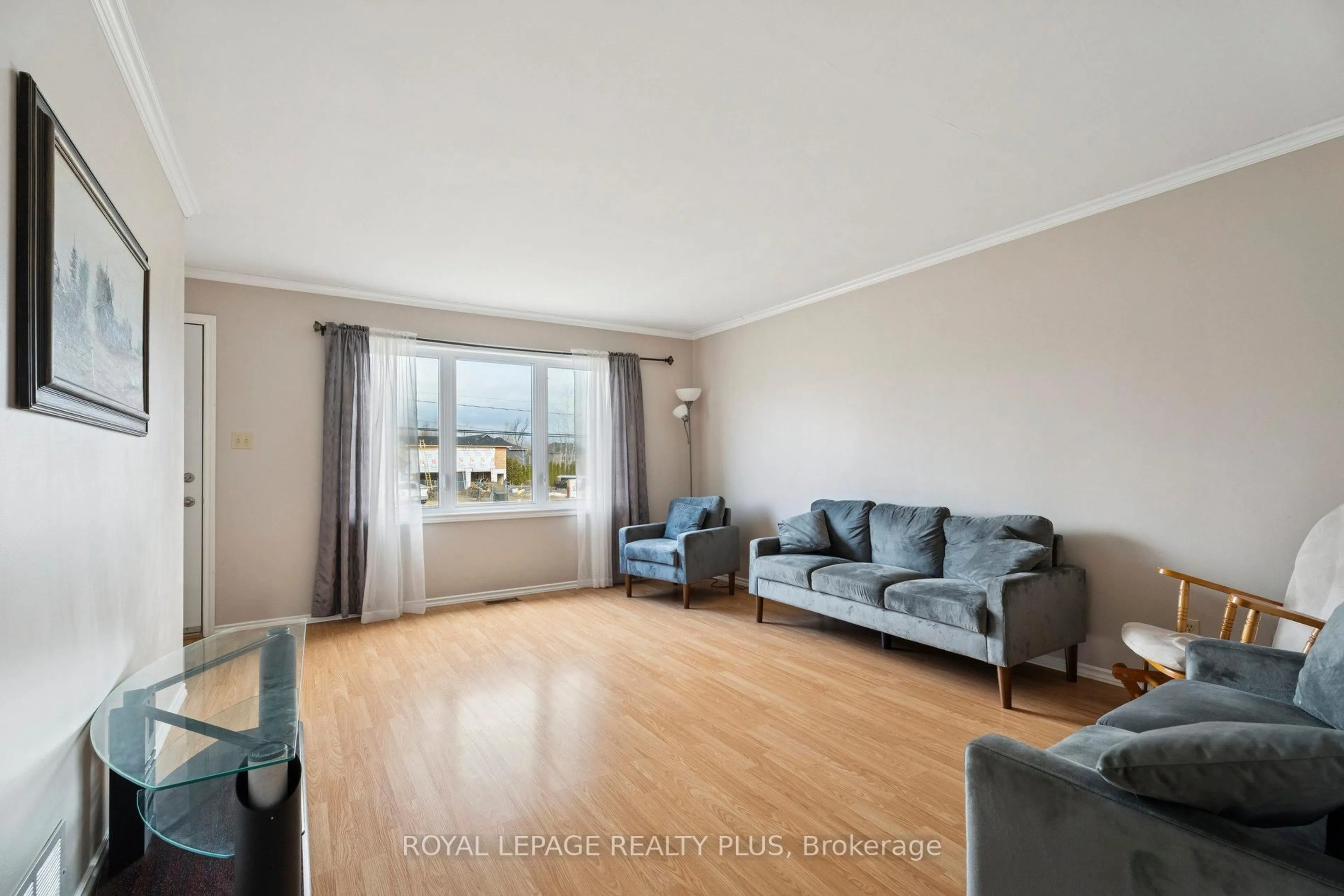 Living room with furniture, wood/laminate floor for 7719 Poplar Sdrd, Clearview Ontario L9Y 3Y9