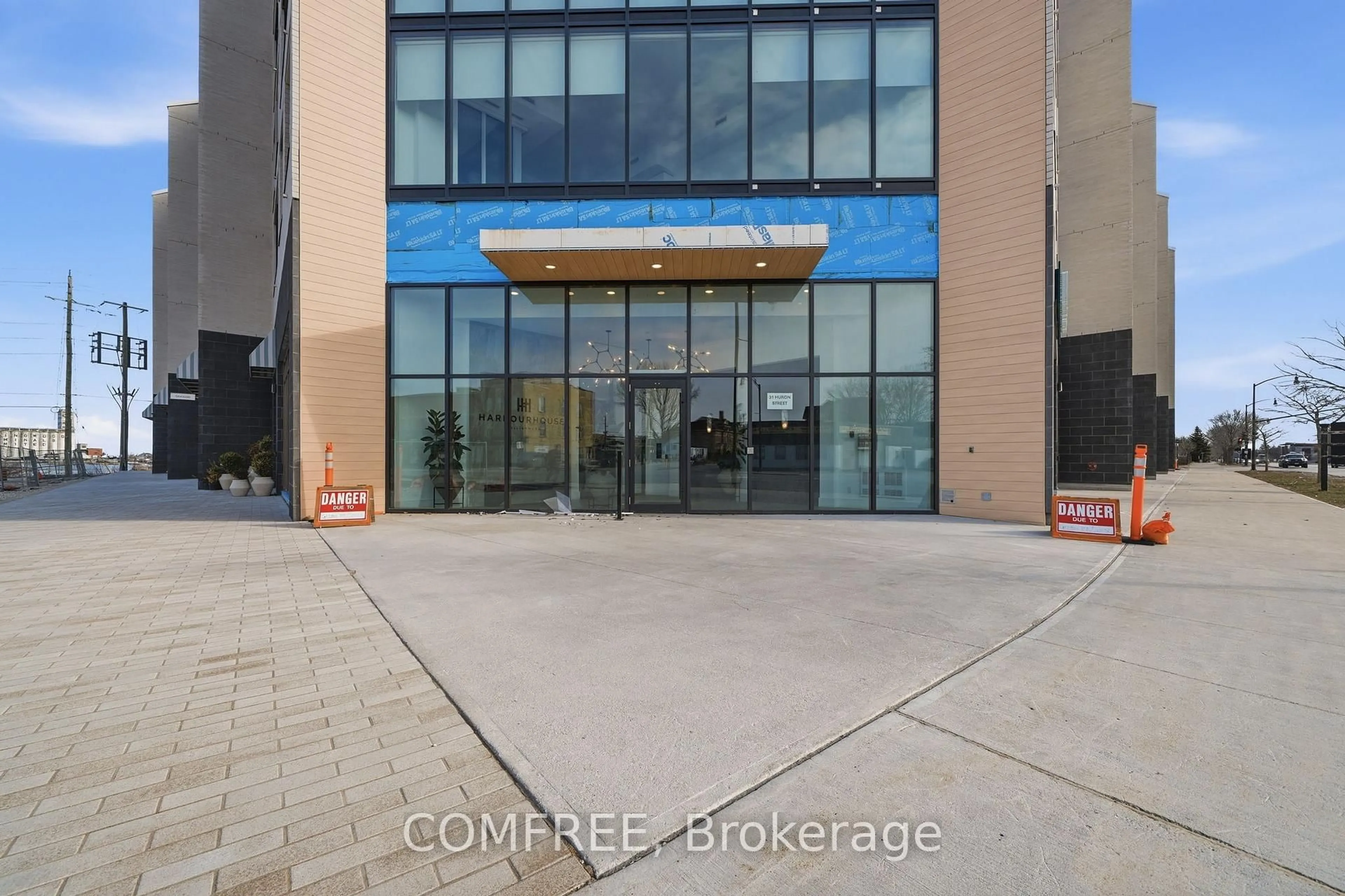 Indoor foyer for 31 Huron St #622, Collingwood Ontario L9Y 5T7