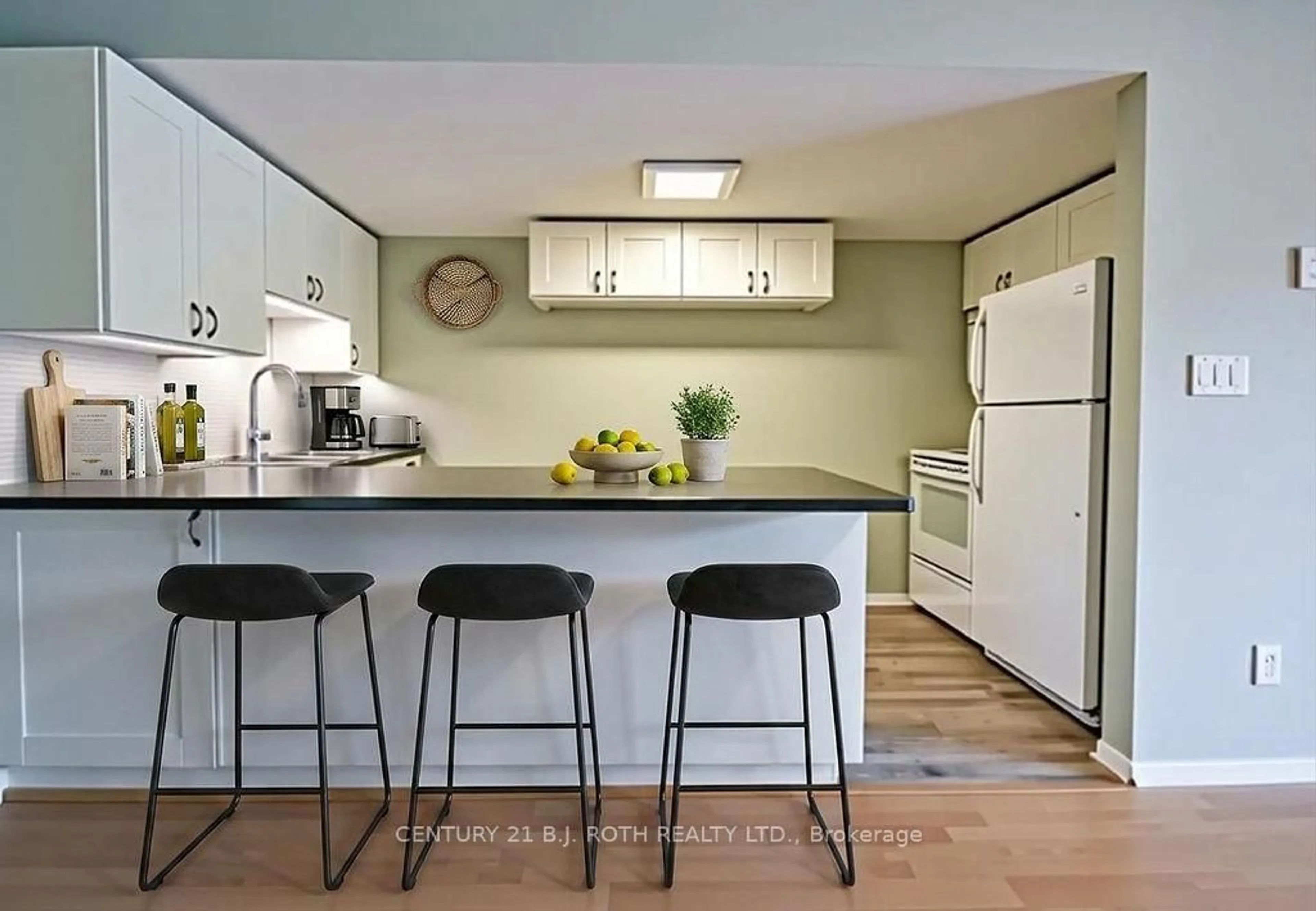 Open concept kitchen, unknown for 1102 Horseshoe Valley Rd #219, Oro-Medonte Ontario L4M 4Y8